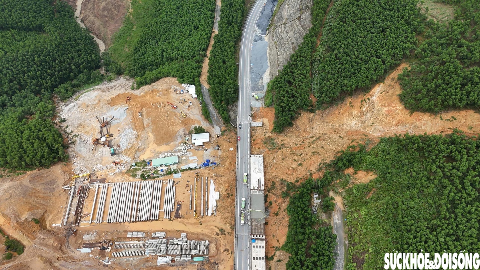 Hiện trường xử lý hàng nghìn mét khối đất đá từ vách núi sạt xuống cao tốc La Sơn - Hòa Liên- Ảnh 1.