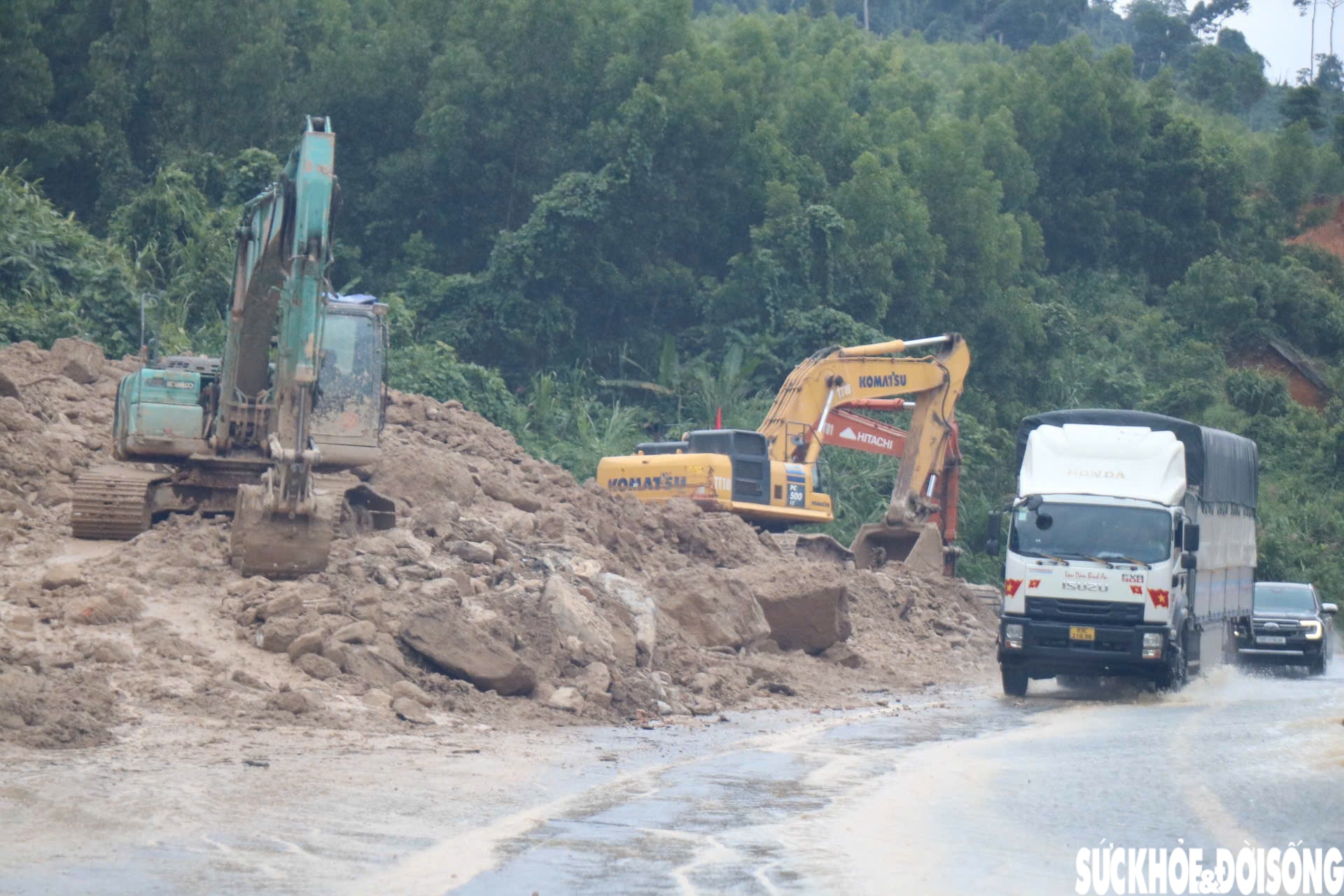 Hiện trường xử lý hàng nghìn mét khối đất đá từ vách núi sạt xuống cao tốc La Sơn - Hòa Liên- Ảnh 2.