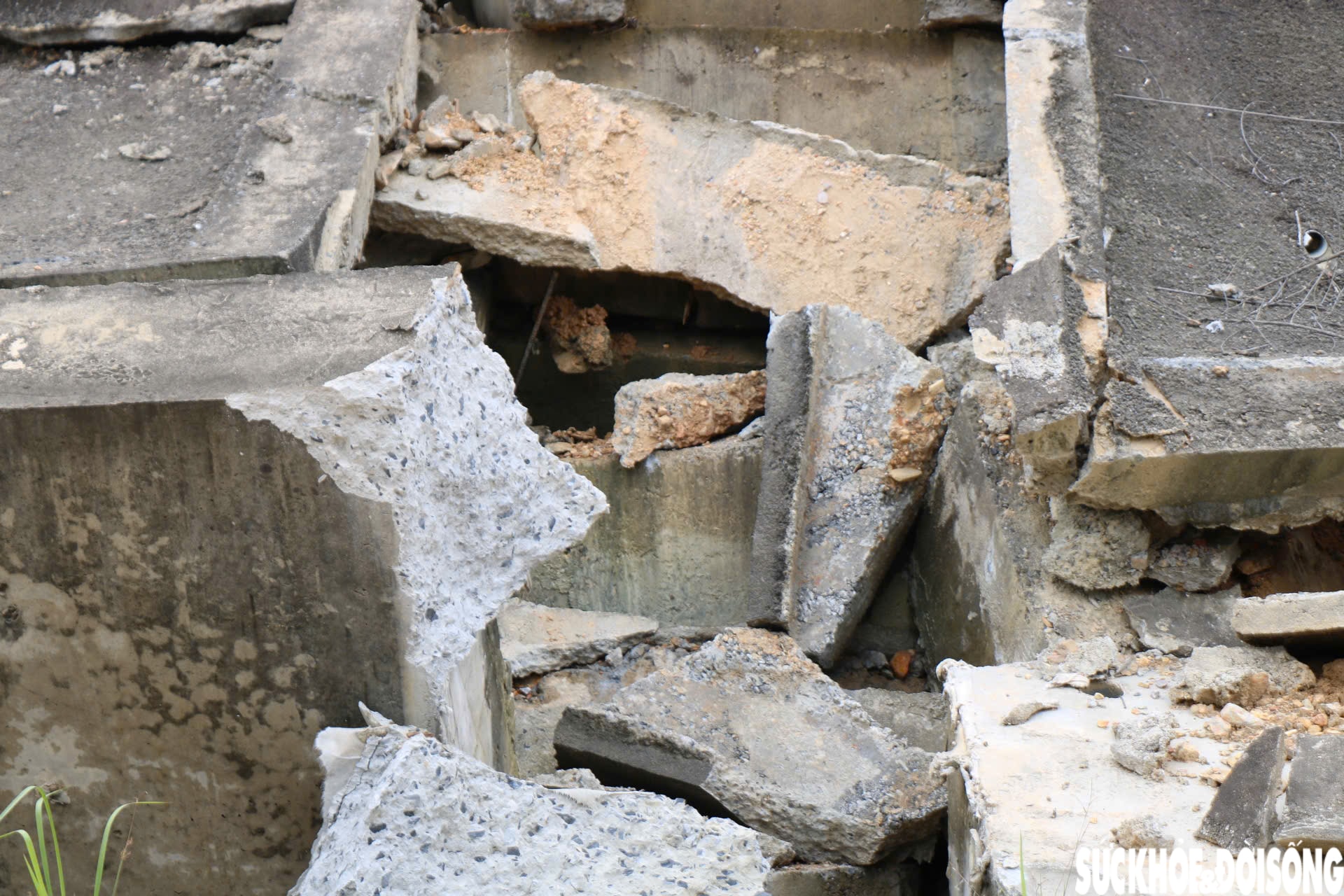 Hiện trường xử lý hàng nghìn mét khối đất đá từ vách núi sạt xuống cao tốc La Sơn - Hòa Liên- Ảnh 3.