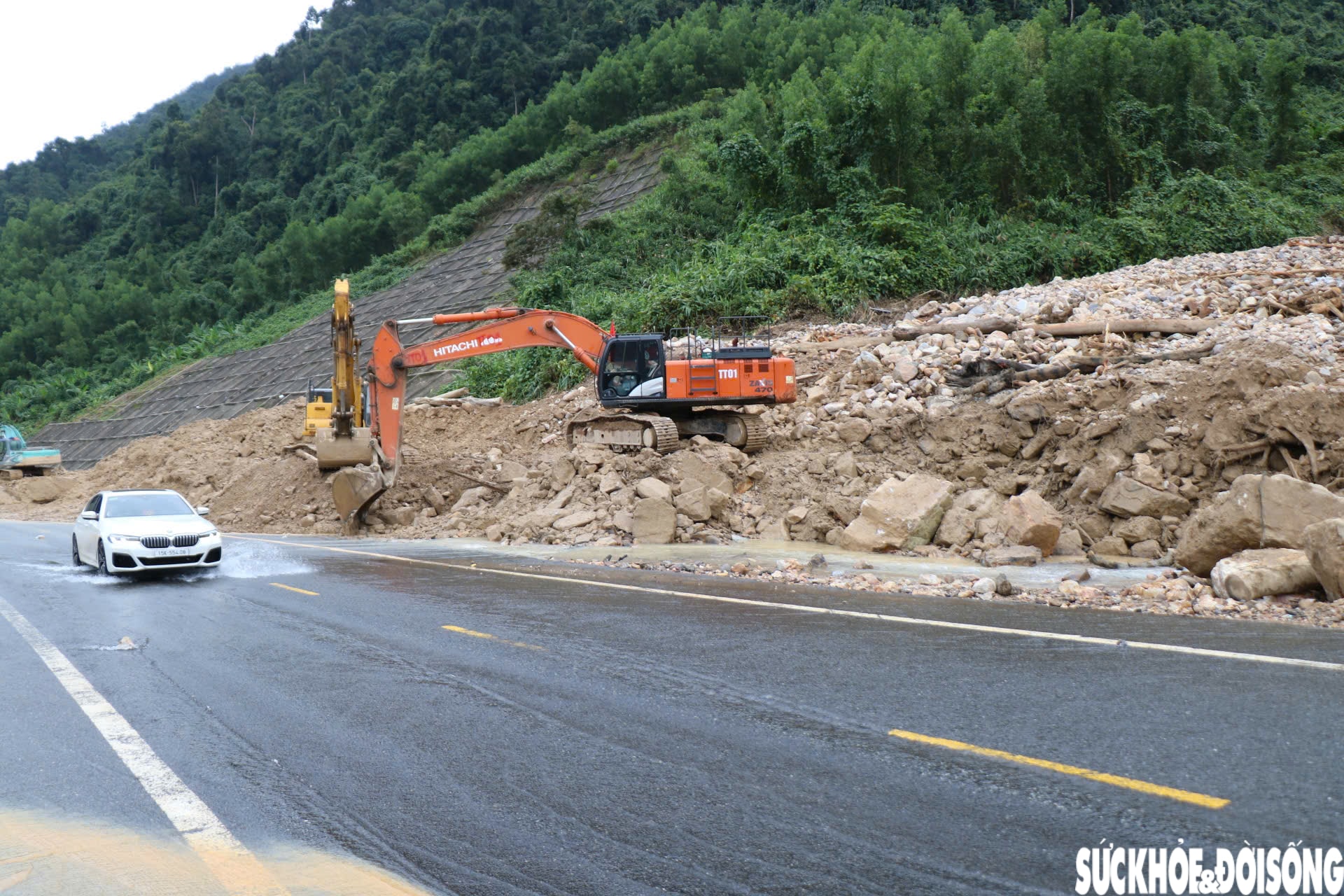 Hiện trường xử lý hàng nghìn mét khối đất đá từ vách núi sạt xuống cao tốc La Sơn - Hòa Liên- Ảnh 6.