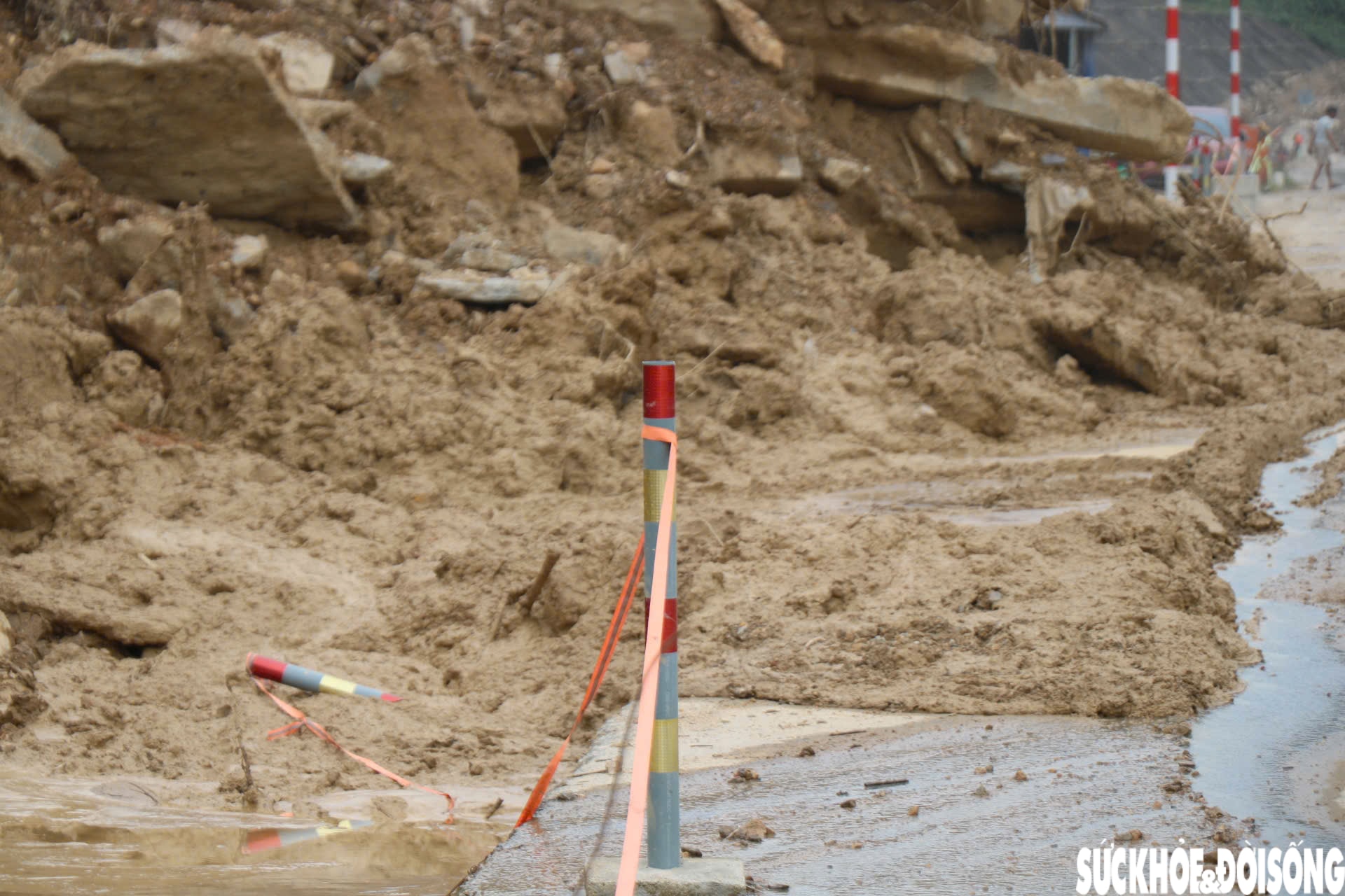 Hiện trường xử lý hàng nghìn mét khối đất đá từ vách núi sạt xuống cao tốc La Sơn - Hòa Liên- Ảnh 9.