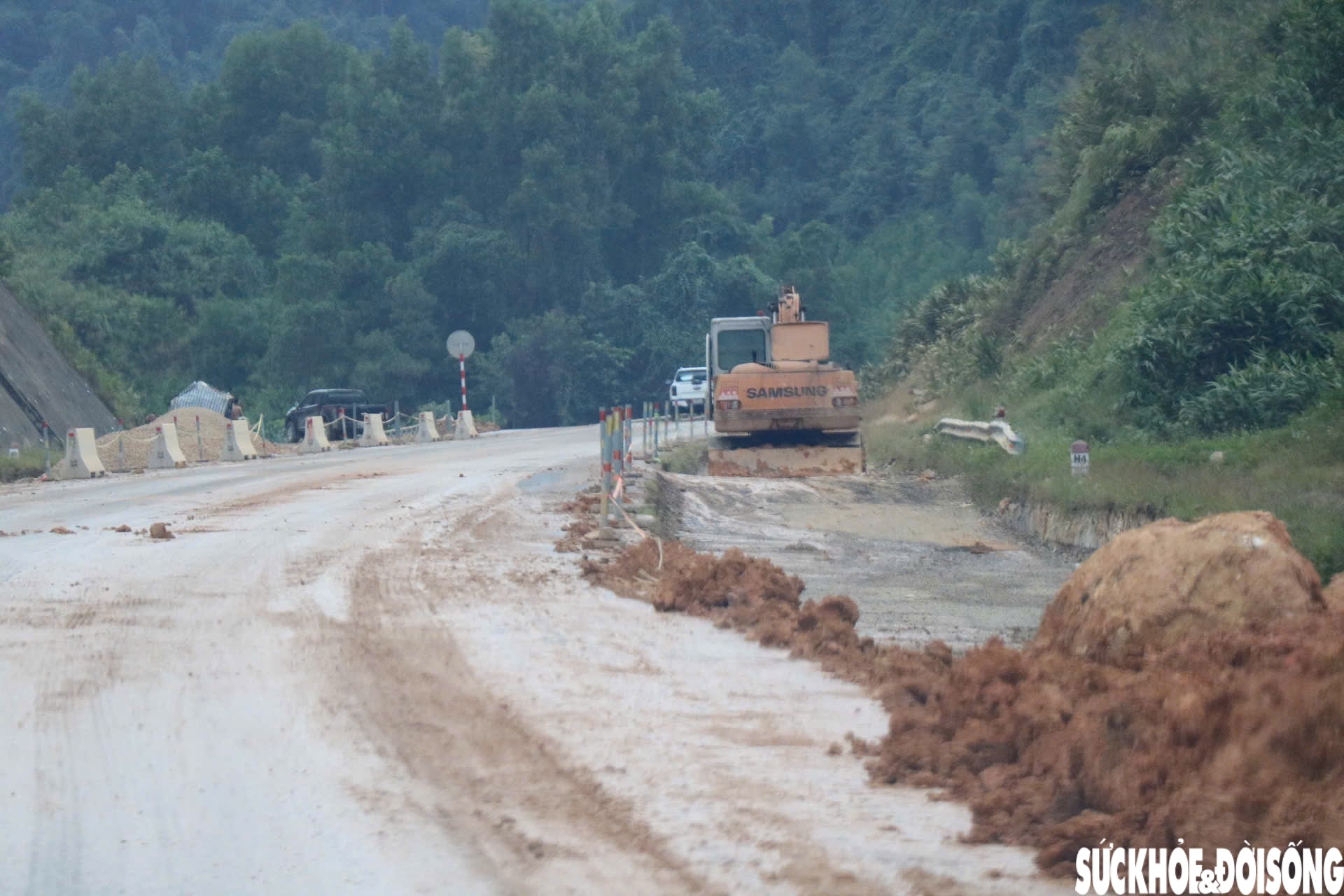 Hiện trường xử lý hàng nghìn mét khối đất đá từ vách núi sạt xuống cao tốc La Sơn - Hòa Liên- Ảnh 10.