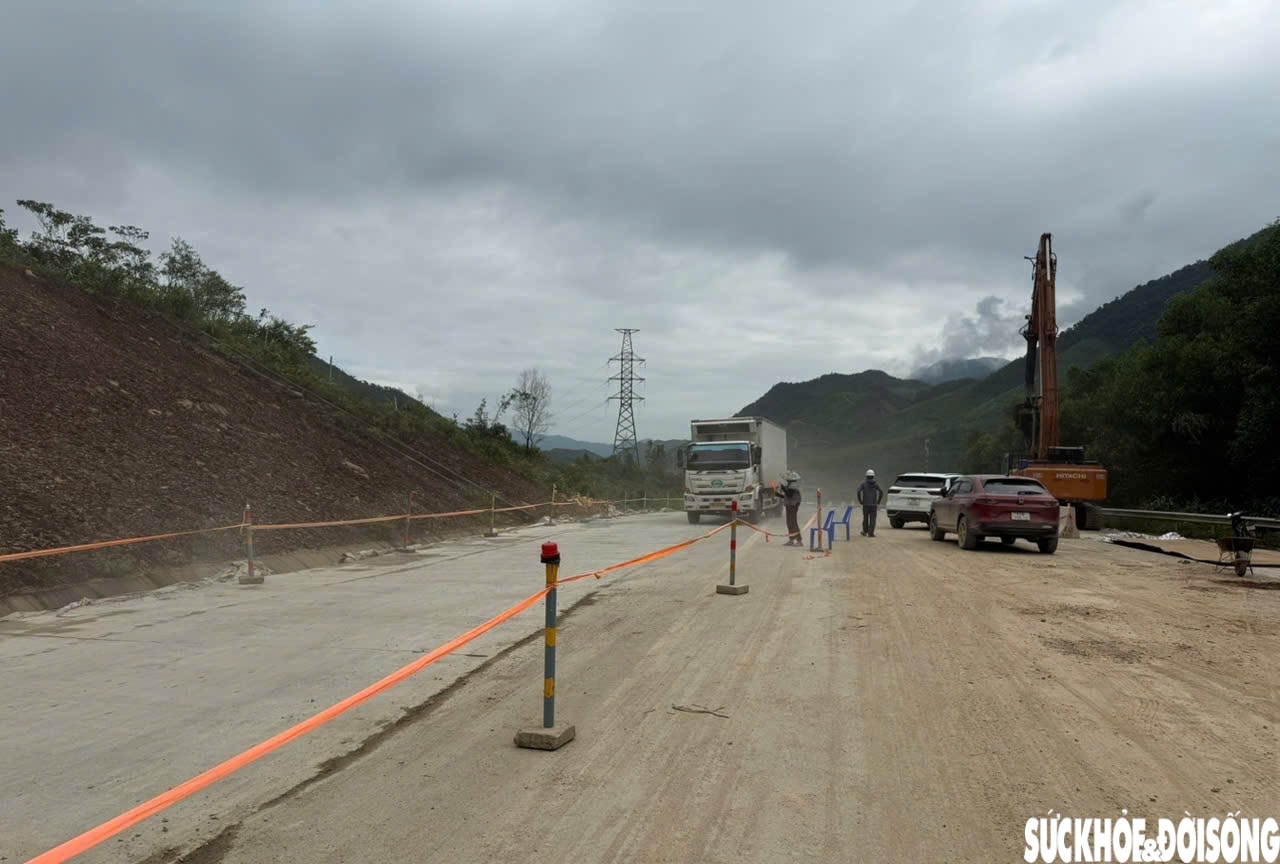 Hiện trường xử lý hàng nghìn mét khối đất đá từ vách núi sạt xuống cao tốc La Sơn - Hòa Liên- Ảnh 11.