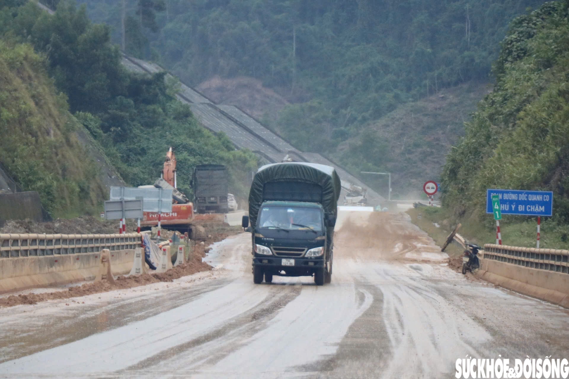 Hiện trường xử lý hàng nghìn mét khối đất đá từ vách núi sạt xuống cao tốc La Sơn - Hòa Liên- Ảnh 12.