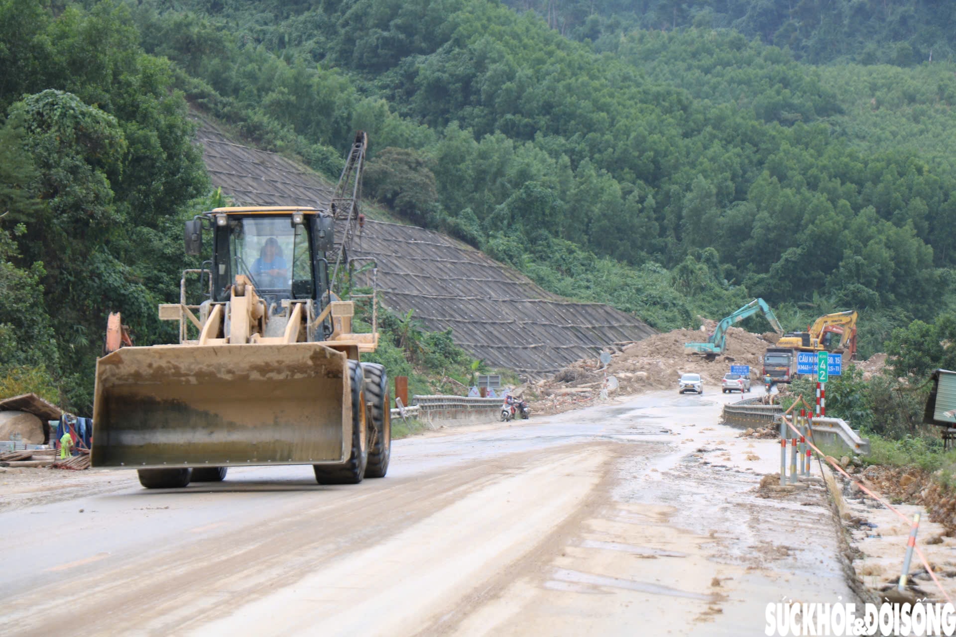 Hiện trường xử lý hàng nghìn mét khối đất đá từ vách núi sạt xuống cao tốc La Sơn - Hòa Liên- Ảnh 8.