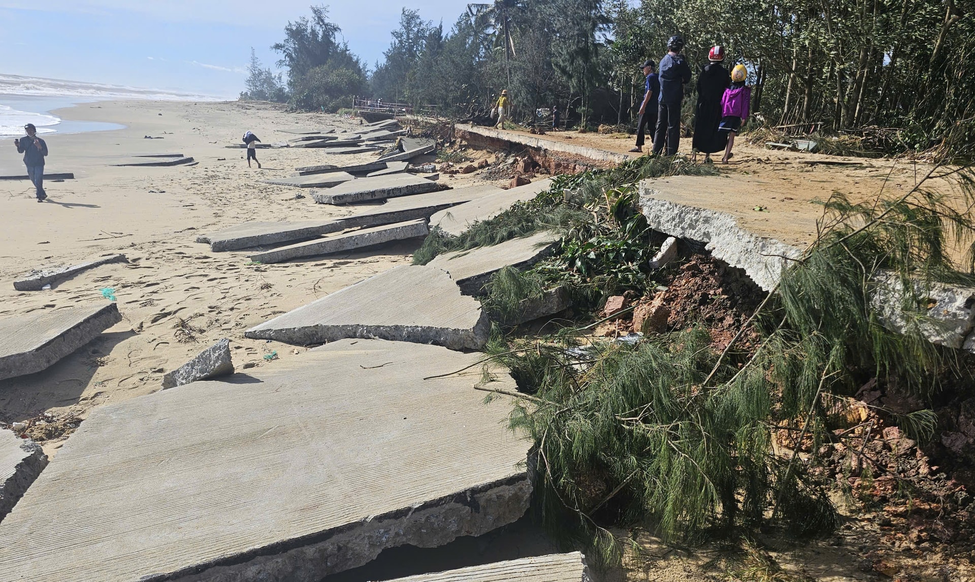 Cận cảnh đường ven biển bị sóng 'xé nát', nguy cơ xâm thực vào khu dân cư- Ảnh 1.