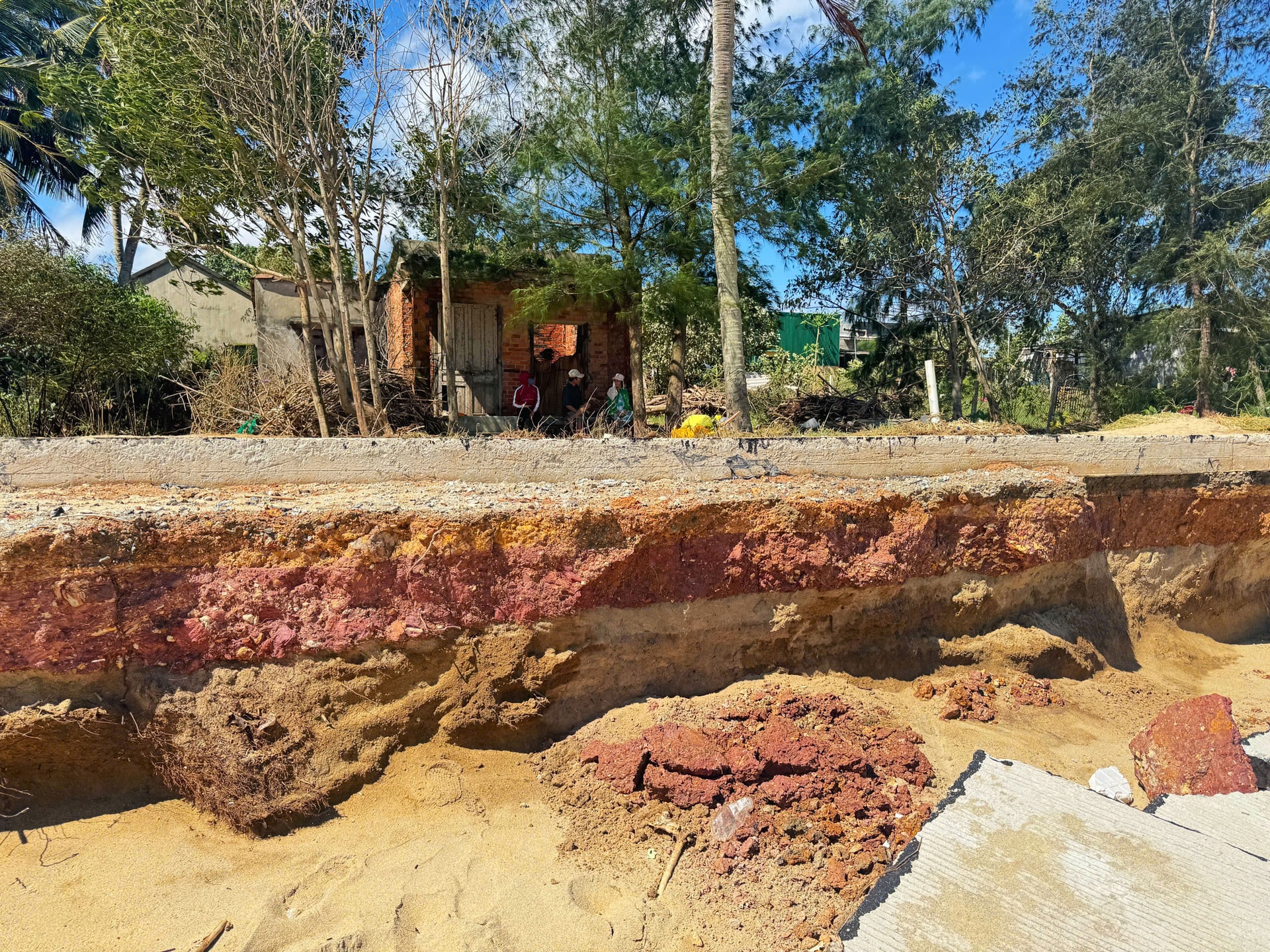 Cận cảnh đường ven biển bị sóng 'xé nát', nguy cơ xâm thực vào khu dân cư- Ảnh 2.