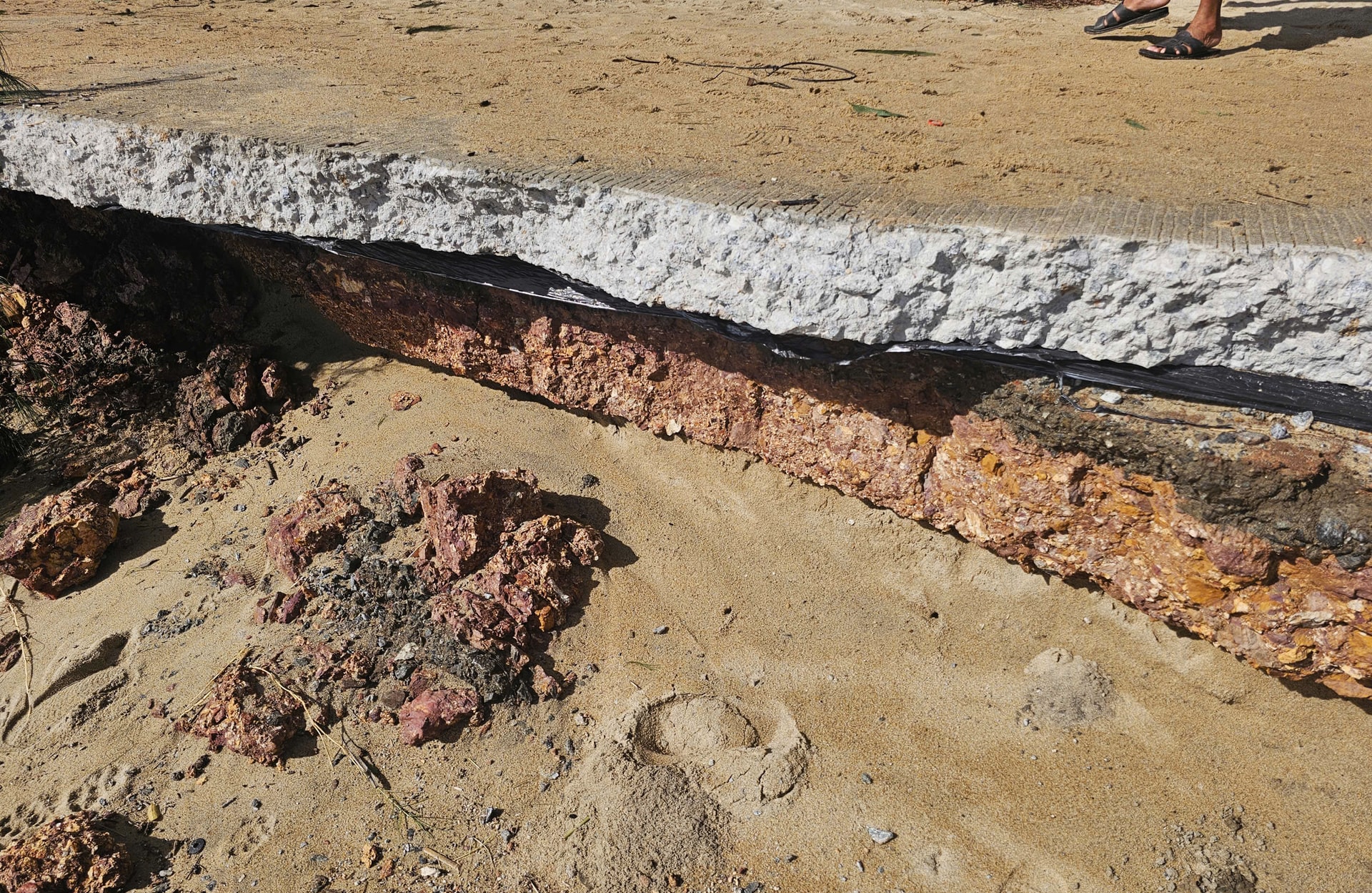 Cận cảnh đường ven biển bị sóng 'xé nát', nguy cơ xâm thực vào khu dân cư- Ảnh 3.