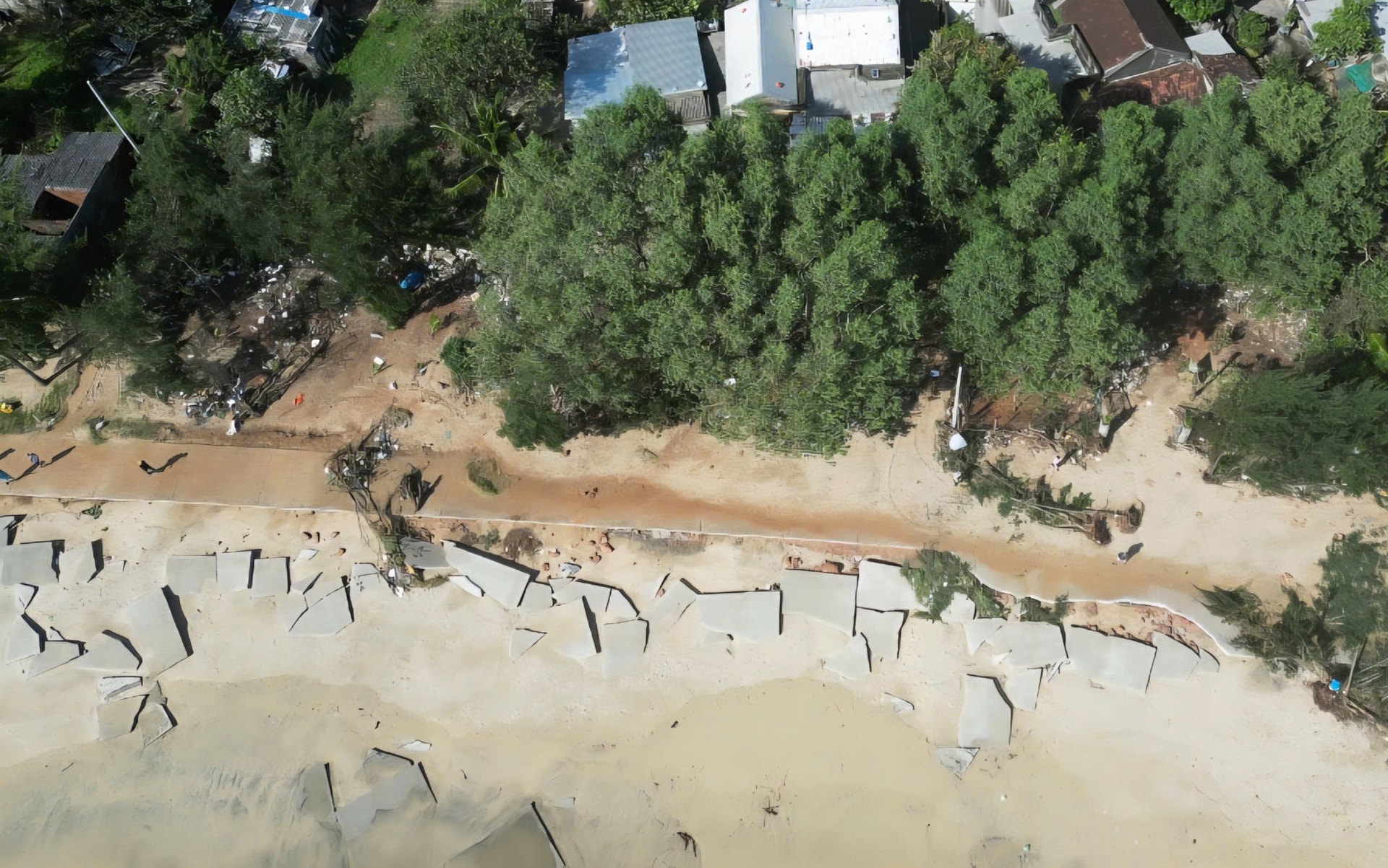 Cận cảnh đường ven biển bị sóng 'xé nát', nguy cơ xâm thực vào khu dân cư- Ảnh 4.