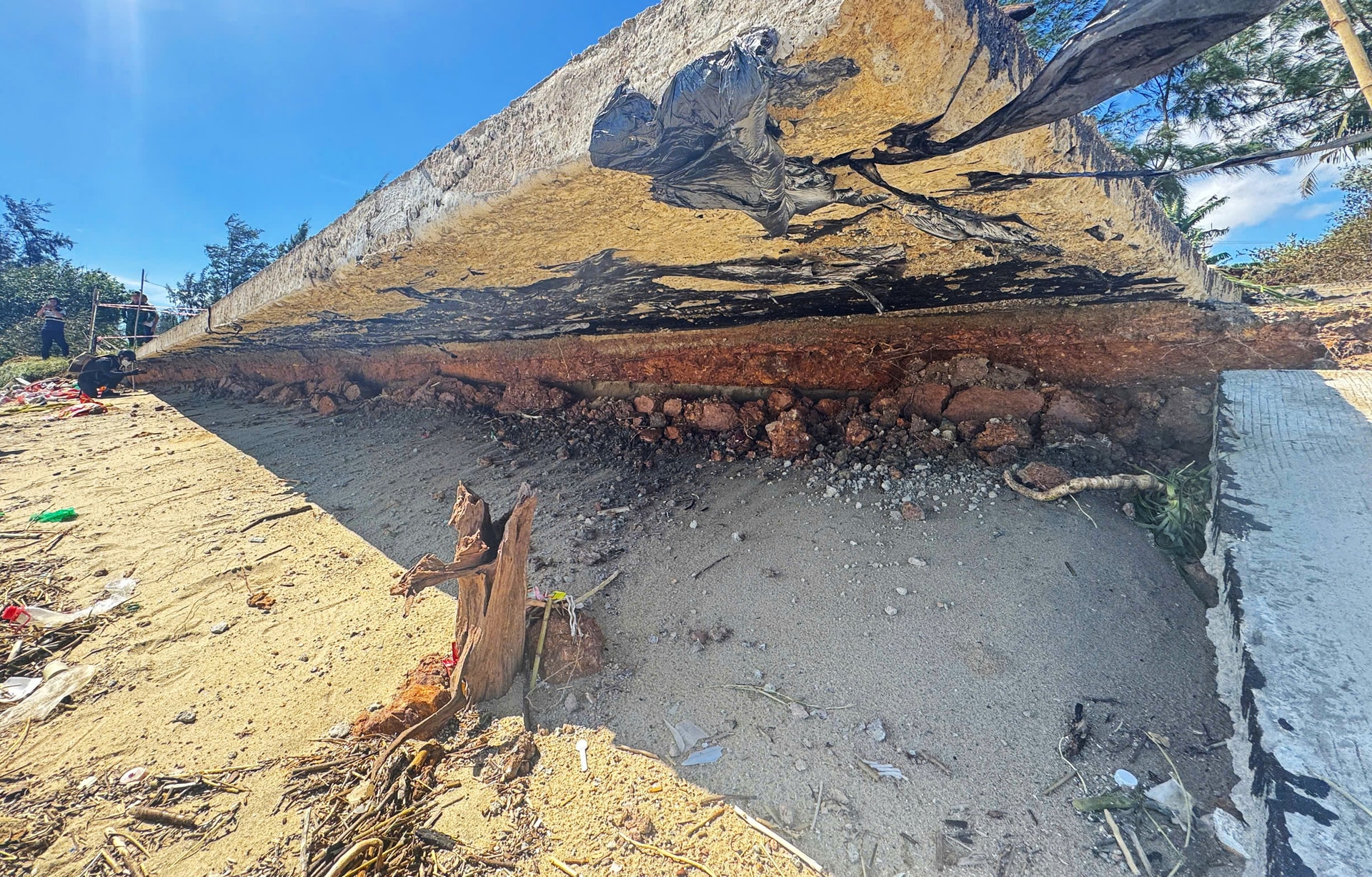 Cận cảnh đường ven biển bị sóng 'xé nát', nguy cơ xâm thực vào khu dân cư- Ảnh 5.