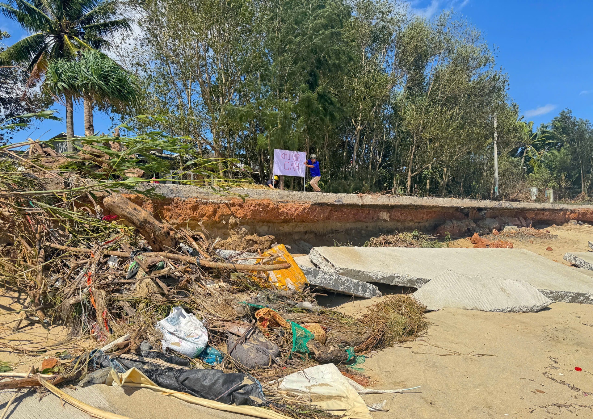 Cận cảnh đường ven biển bị sóng 'xé nát', nguy cơ xâm thực vào khu dân cư- Ảnh 6.