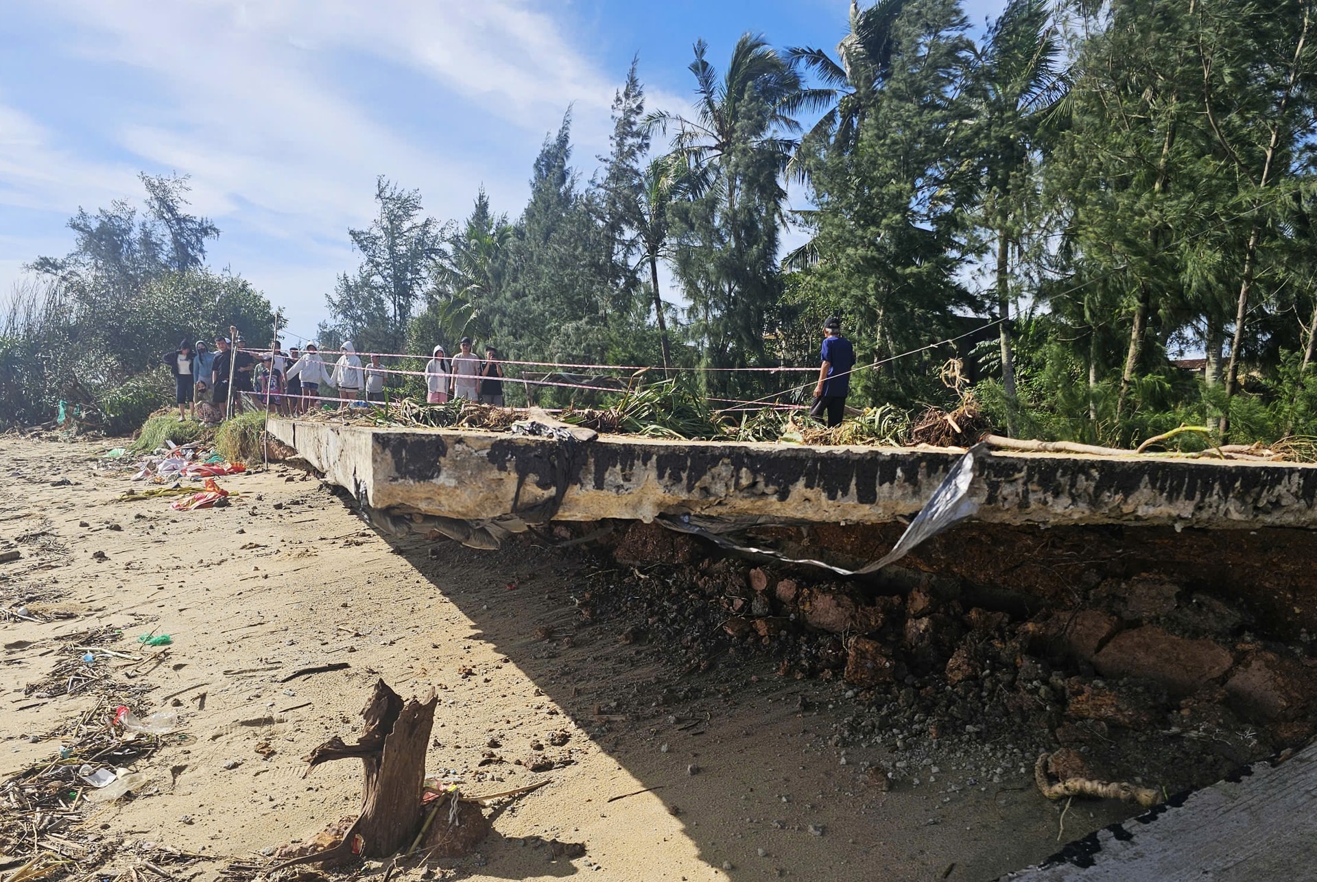 Cận cảnh đường ven biển bị sóng 'xé nát', nguy cơ xâm thực vào khu dân cư- Ảnh 7.