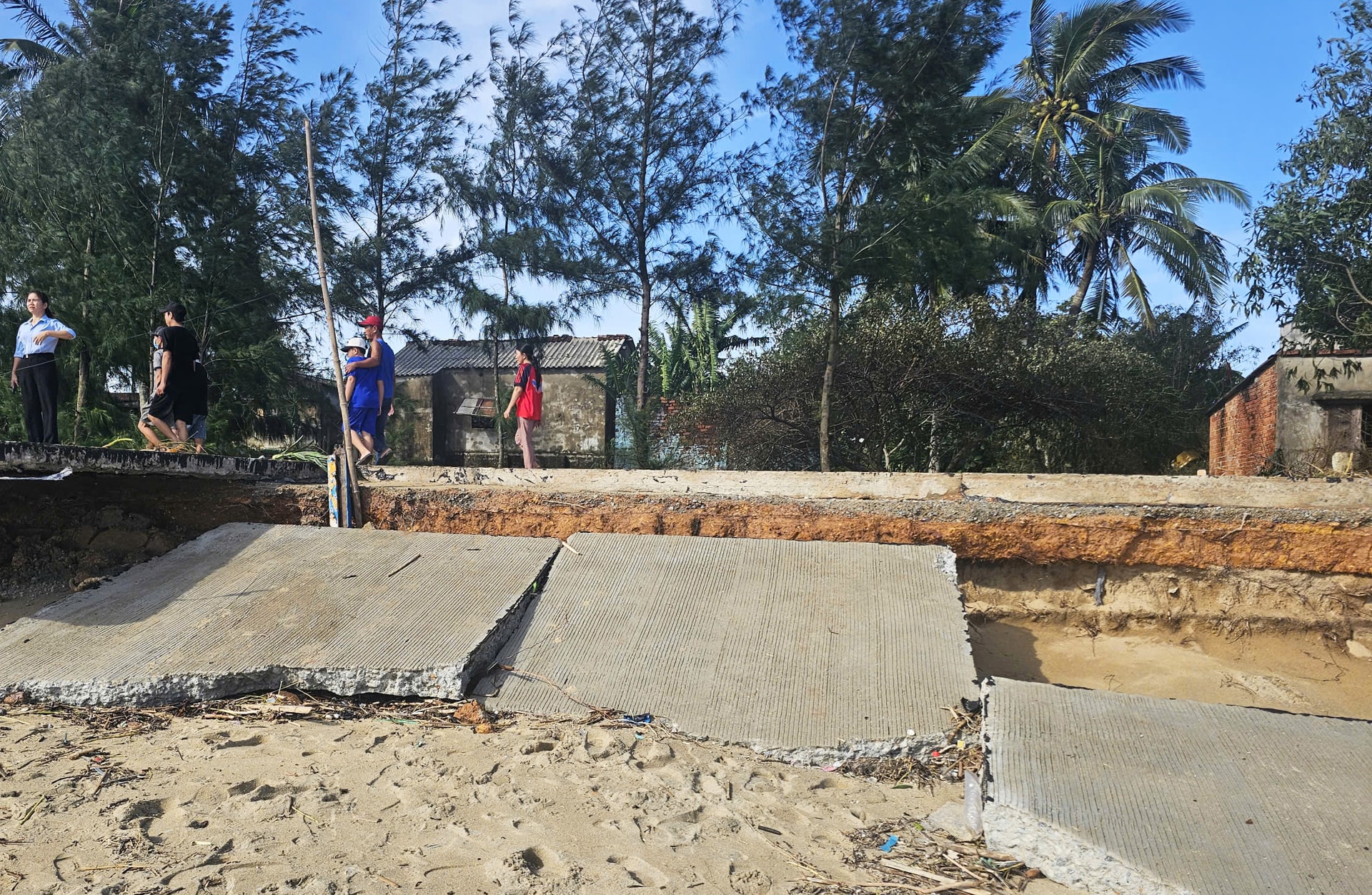 Cận cảnh đường ven biển bị sóng 'xé nát', nguy cơ xâm thực vào khu dân cư- Ảnh 8.