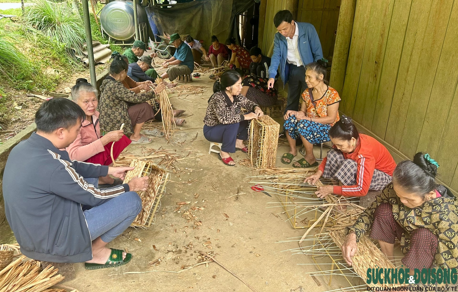 Nghề đan bèo tây… đi Tây- Ảnh 7. Nghề đan bèo tây… đi Tây- Ảnh 7.