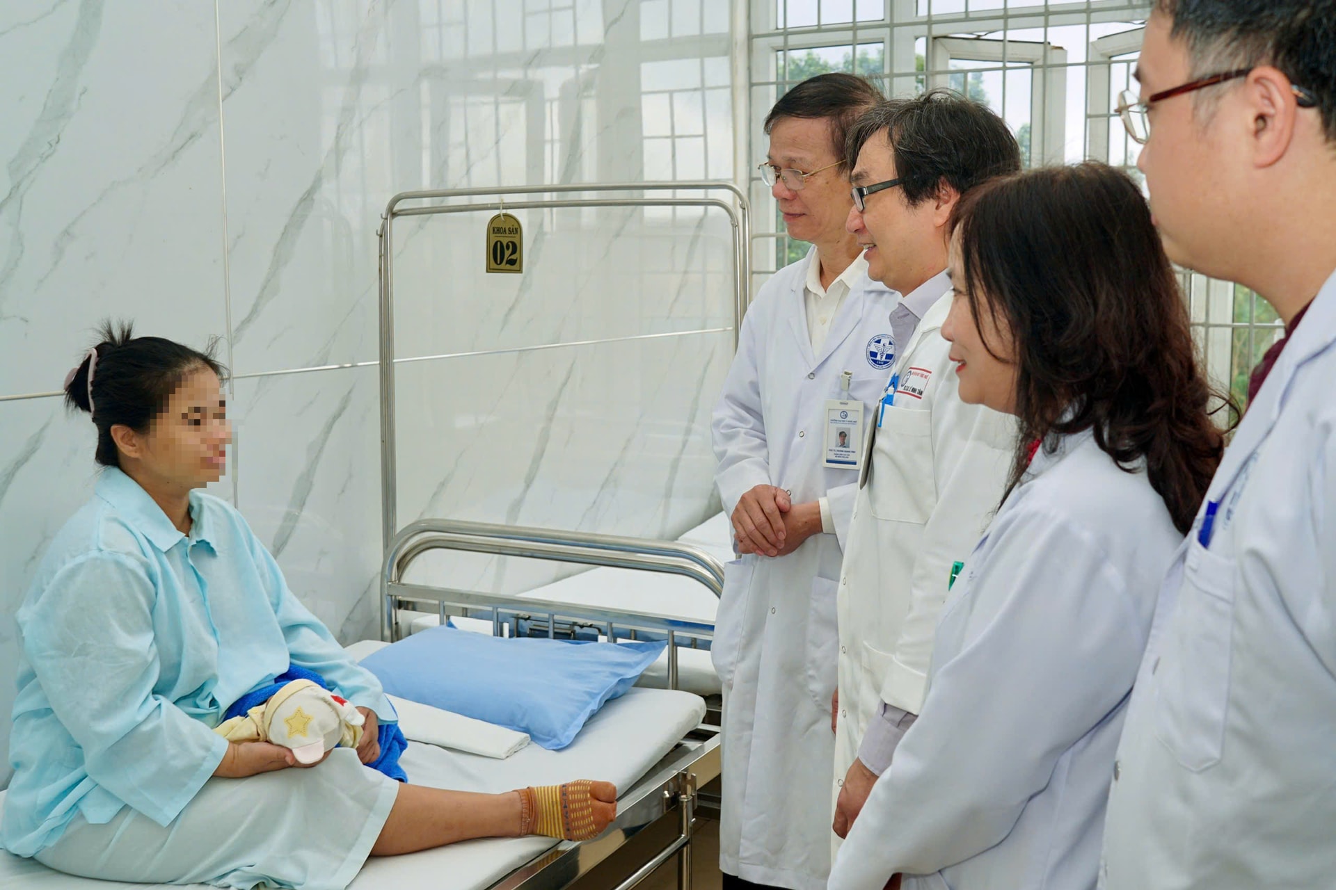 Ca phẫu thuật khẩn cấp trong mưa lũ cứu sống sản phụ ở Huế- Ảnh 2.