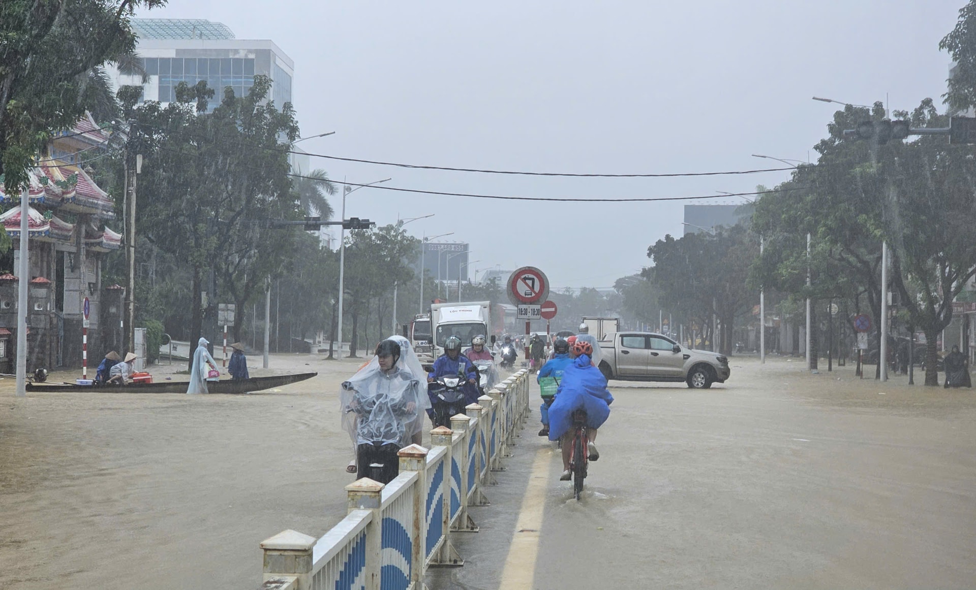 Huế điều tiết hồ chứa thủy điện Hương Điền, chủ động ứng phó đợt mưa 1.000mm- Ảnh 1.
