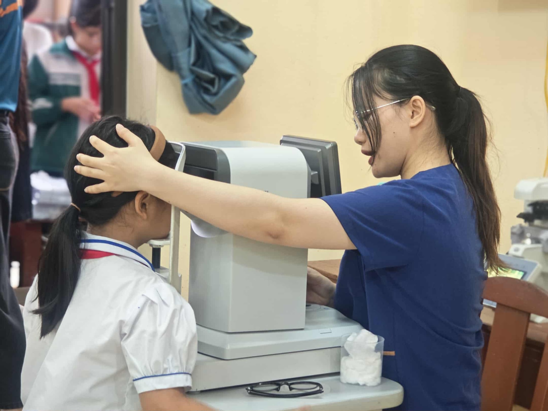 Gần 30% trẻ tại một trường tiểu học mắc tật khúc xạ nhưng phần lớn chưa từng đeo kính- Ảnh 1.