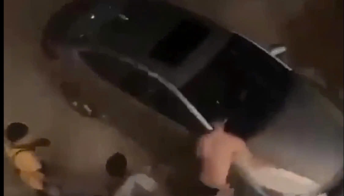 Clip ô tô lao vào nhóm thanh niên nghi do mâu thuẫn chụp ảnh đốt pháo- Ảnh 1.