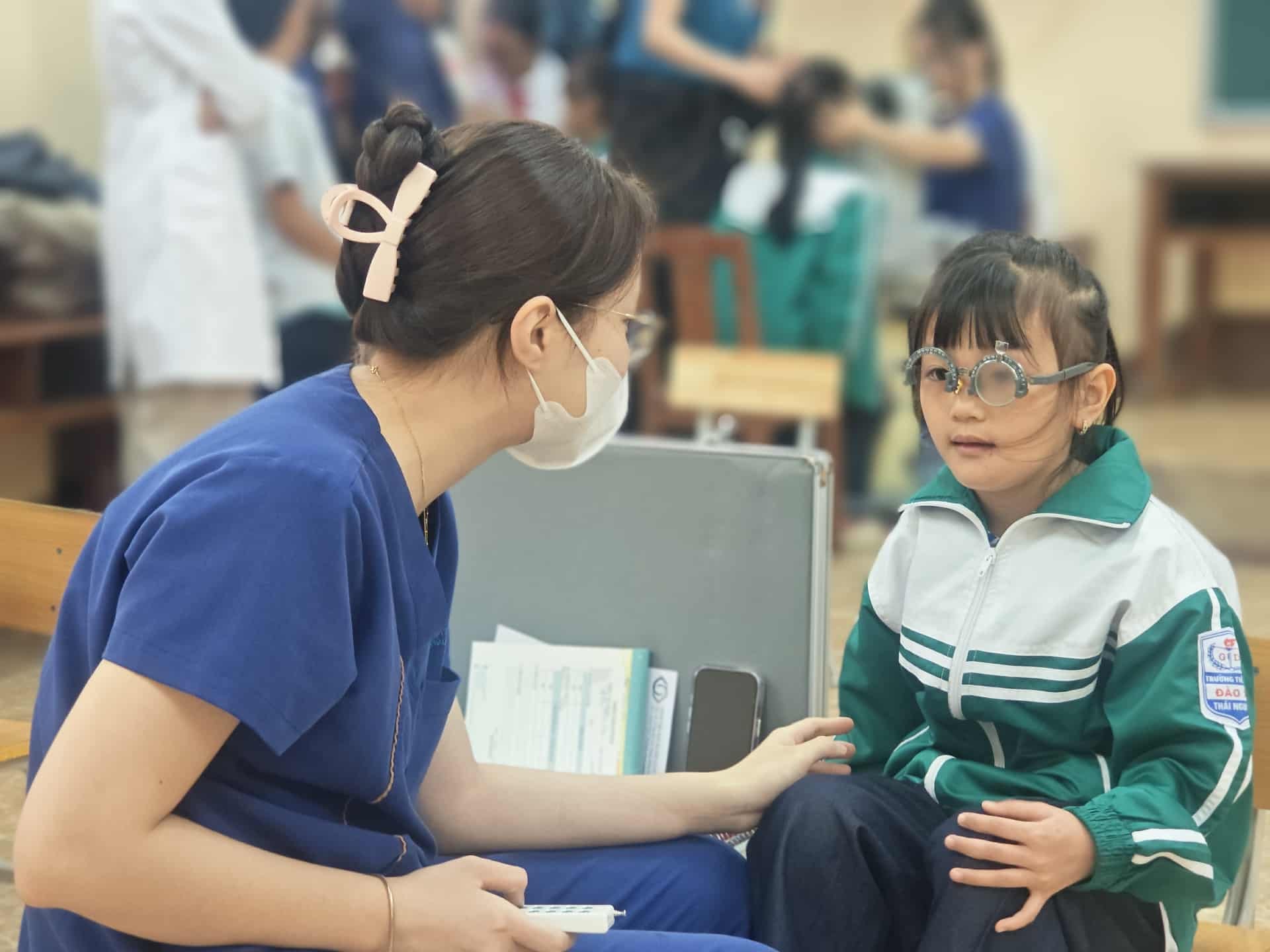 Gần 30% trẻ tại một trường tiểu học mắc tật khúc xạ nhưng phần lớn chưa từng đeo kính- Ảnh 2.