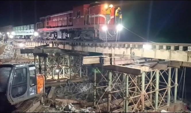 Chính thức thông tuyến đường sắt Bắc - Nam sau 4 ngày bị sạt lở do bão số 13- Ảnh 1.