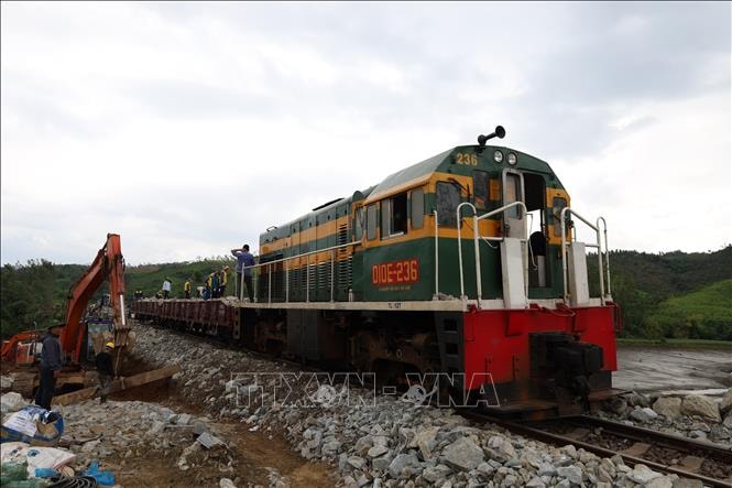 Chính thức thông tuyến đường sắt Bắc - Nam sau 4 ngày bị sạt lở do bão số 13- Ảnh 2.
