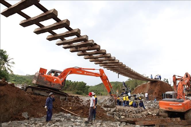 Chính thức thông tuyến đường sắt Bắc - Nam sau 4 ngày bị sạt lở do bão số 13- Ảnh 4.