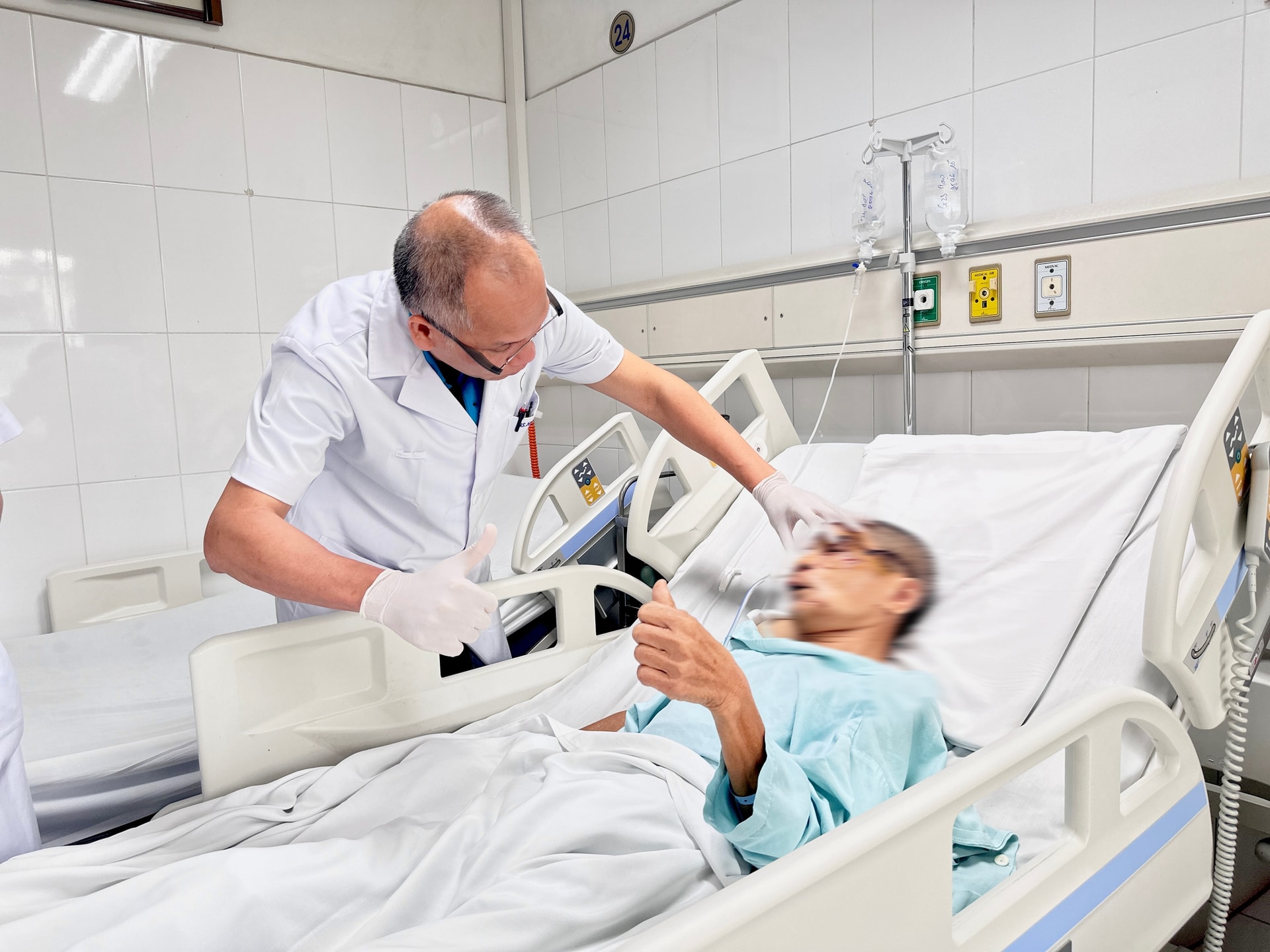 Mổ cấp cứu trong đêm cứu gương mặt 'bửa đôi' của người đàn ông ngã vào hố thang máy- Ảnh 1.