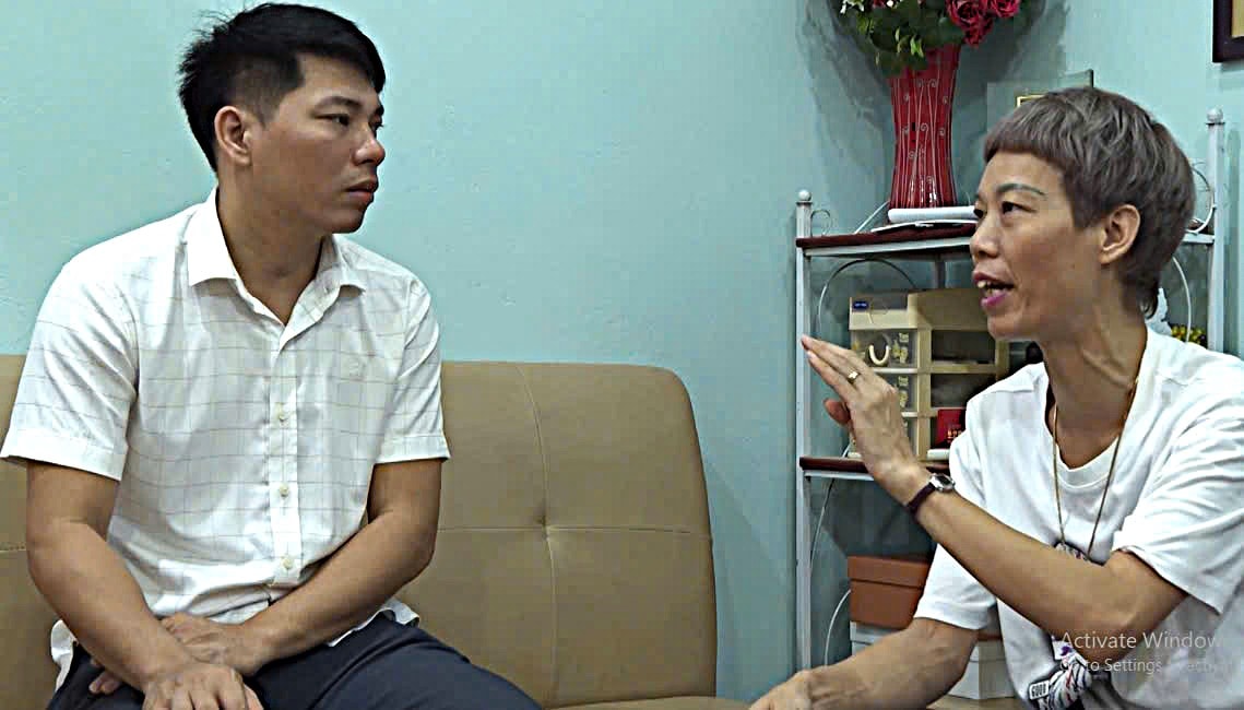 Anh Phan Văn Dũng trao đổi với chị Nguyễn Thúy Hằng (Chủ nhiệm Câu lạc bộ Nắng Cuối Trời) về kế hoạch truyền thông phòng, chống HIV cho các thành viên câu lạc bộ.