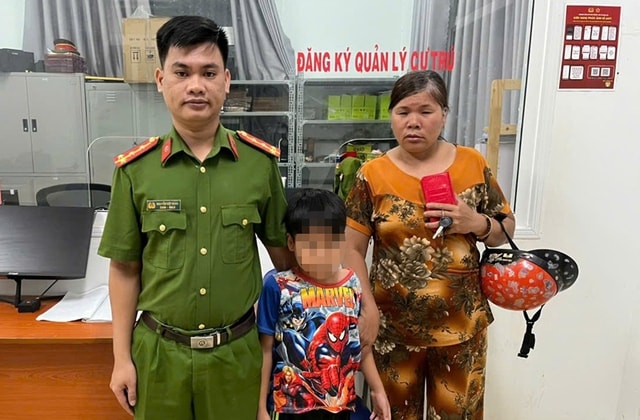 Bé trai hoảng hốt ngồi bên đường được công an giúp tìm lại người thân- Ảnh 1.