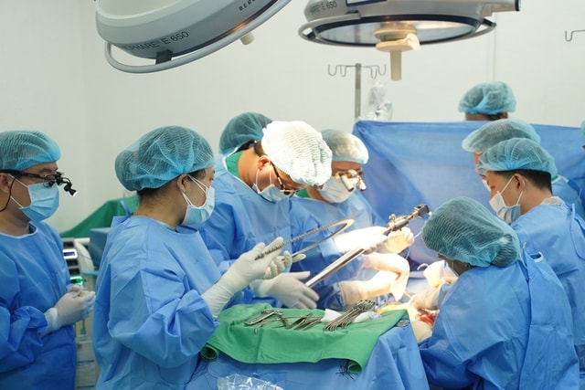 Bệnh viện Chợ Rẫy thực hiện thành công 7 ca ghép tạng trong 3 ngày, ghi dấu ca ghép phổi đầu tiên ở phía Nam- Ảnh 2. Bệnh viện Chợ Rẫy thực hiện thành công 7 ca ghép tạng trong 3 ngày, ghi dấu ca ghép phổi đầu tiên ở phía Nam- Ảnh 2.