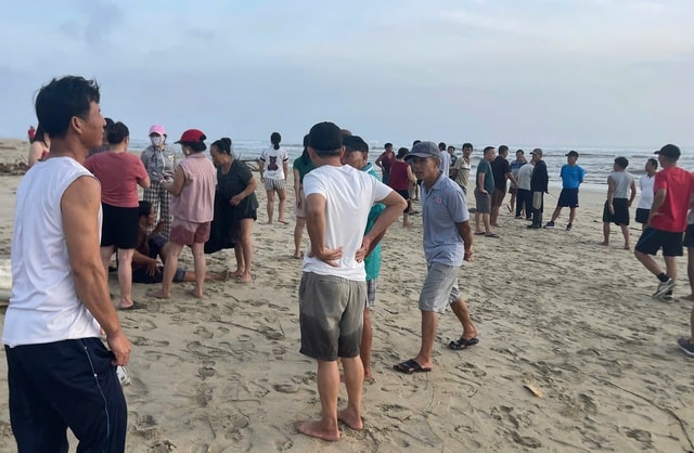 Trưởng thôn cùng người dân dũng cảm cứu vợ chồng bị chìm ghe giữa sóng lớn- Ảnh 1.