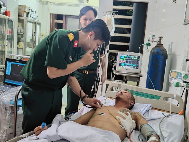 Ca phẫu thuật mở lồng ngực đầu tiên tại Trường Sa cứu sống thợ lặn nguy kịch- Ảnh 2.