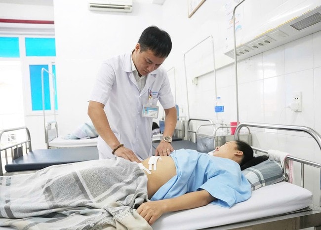 Phẫu thuật nội soi thành công khối u buồng trứng 'khổng lồ'- Ảnh 2.