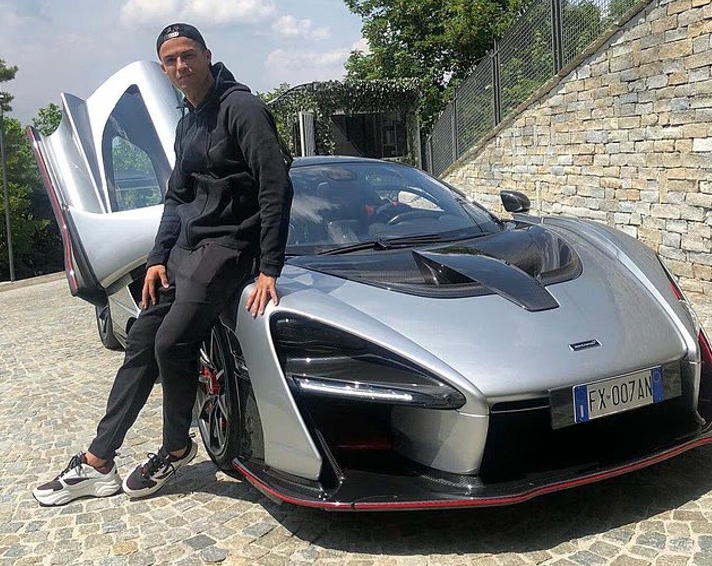 Năm 2019, Ronaldo mua chiếc McLaren Senna, mẫu xe dành riêng cho tay đua F1 người Brazil Ayrton Senna với giá 1 triệu bảng và chỉ có 500 chiếc được sản xuất.
