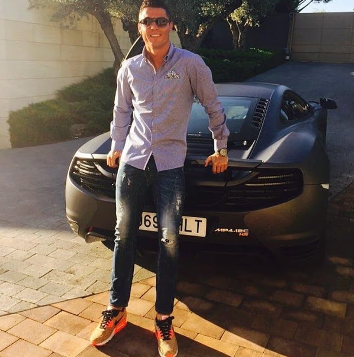 Ronaldo chi 168.500 bảng để mua chiếc McLaren MP4-12C màu xám.