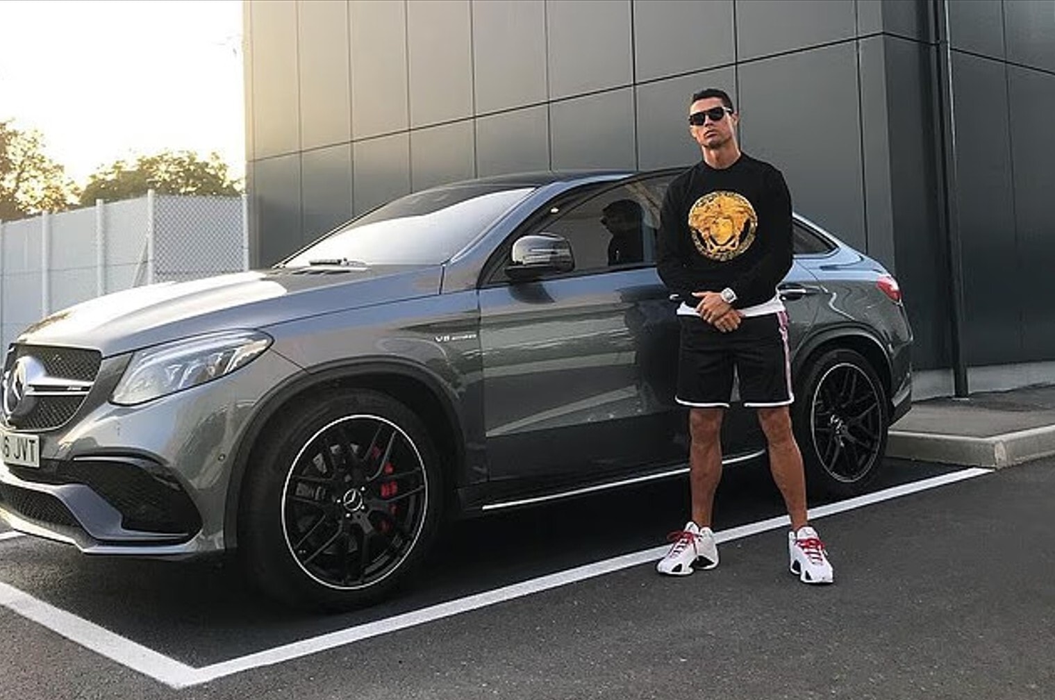 Chiếc Mercedes-Benz AMG GLE 63S có giá 105.000 bảng với tốc độ tối đa khoảng 249 km/h.