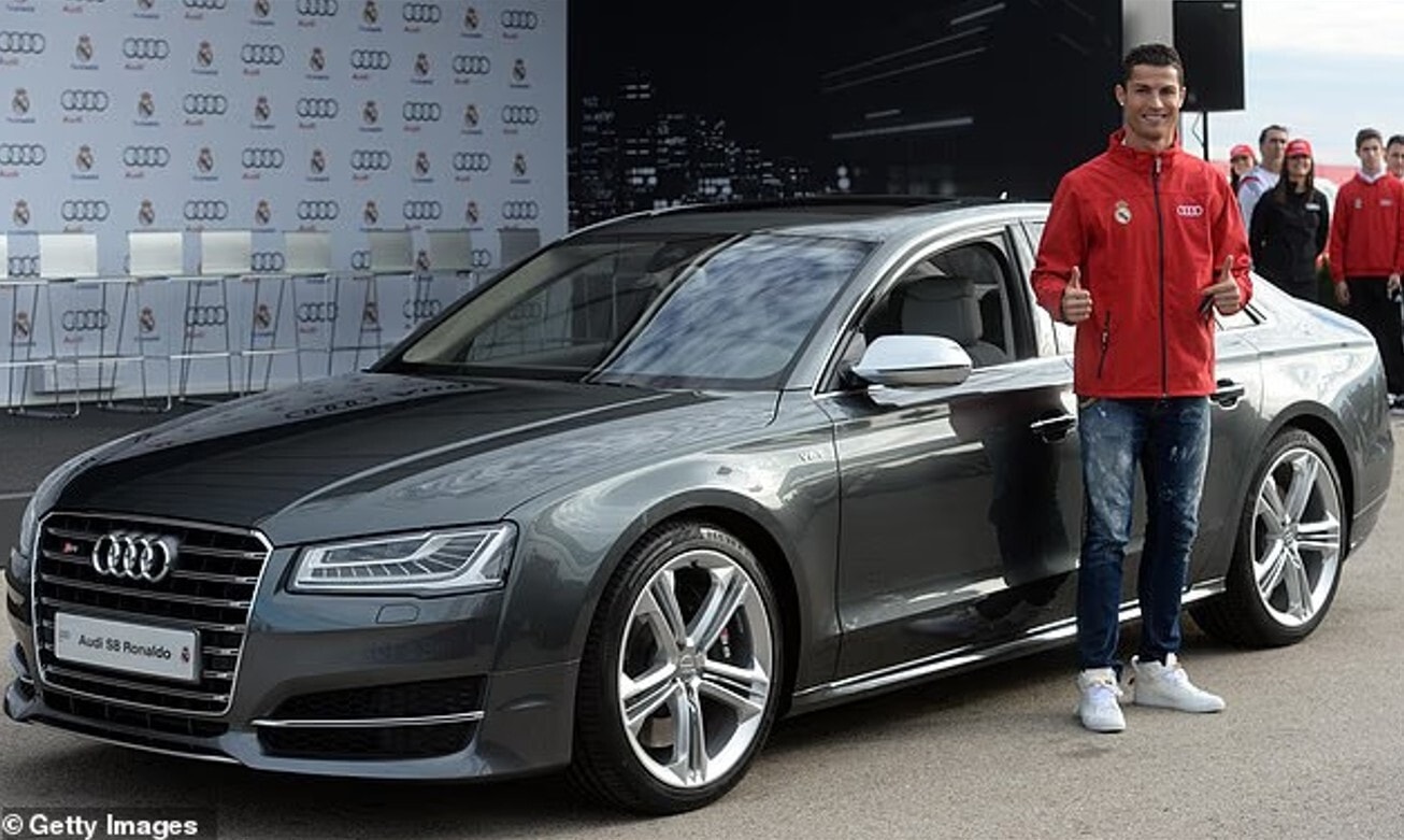 Năm 2014, Ronaldo tậu một chiếc Audi S8 trị giá 82.000 bảng với tốc độ tối đa khoảng 250 km/h.
