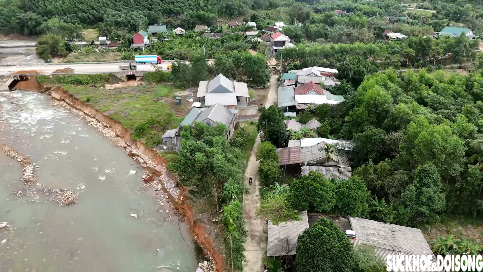 Những ngôi nhà chênh vênh bên dòng Thác Trượt sau mưa lũ lịch sử- Ảnh 1.