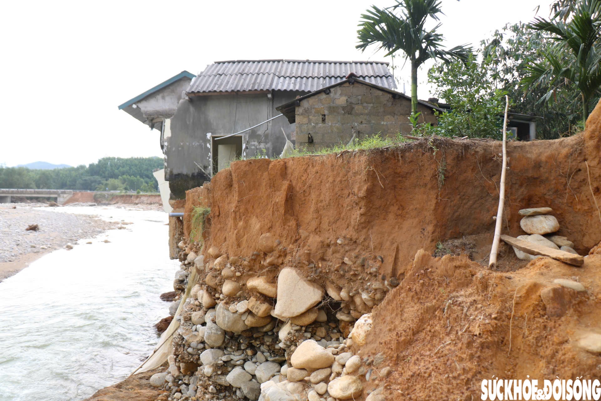 Những ngôi nhà chênh vênh bên dòng Thác Trượt sau mưa lũ lịch sử- Ảnh 2.