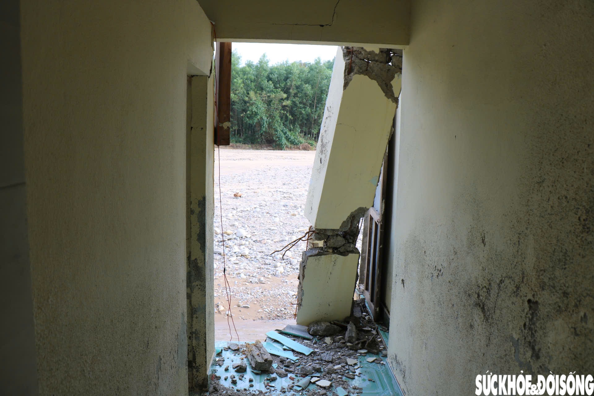 Những ngôi nhà chênh vênh bên dòng Thác Trượt sau mưa lũ lịch sử- Ảnh 3.