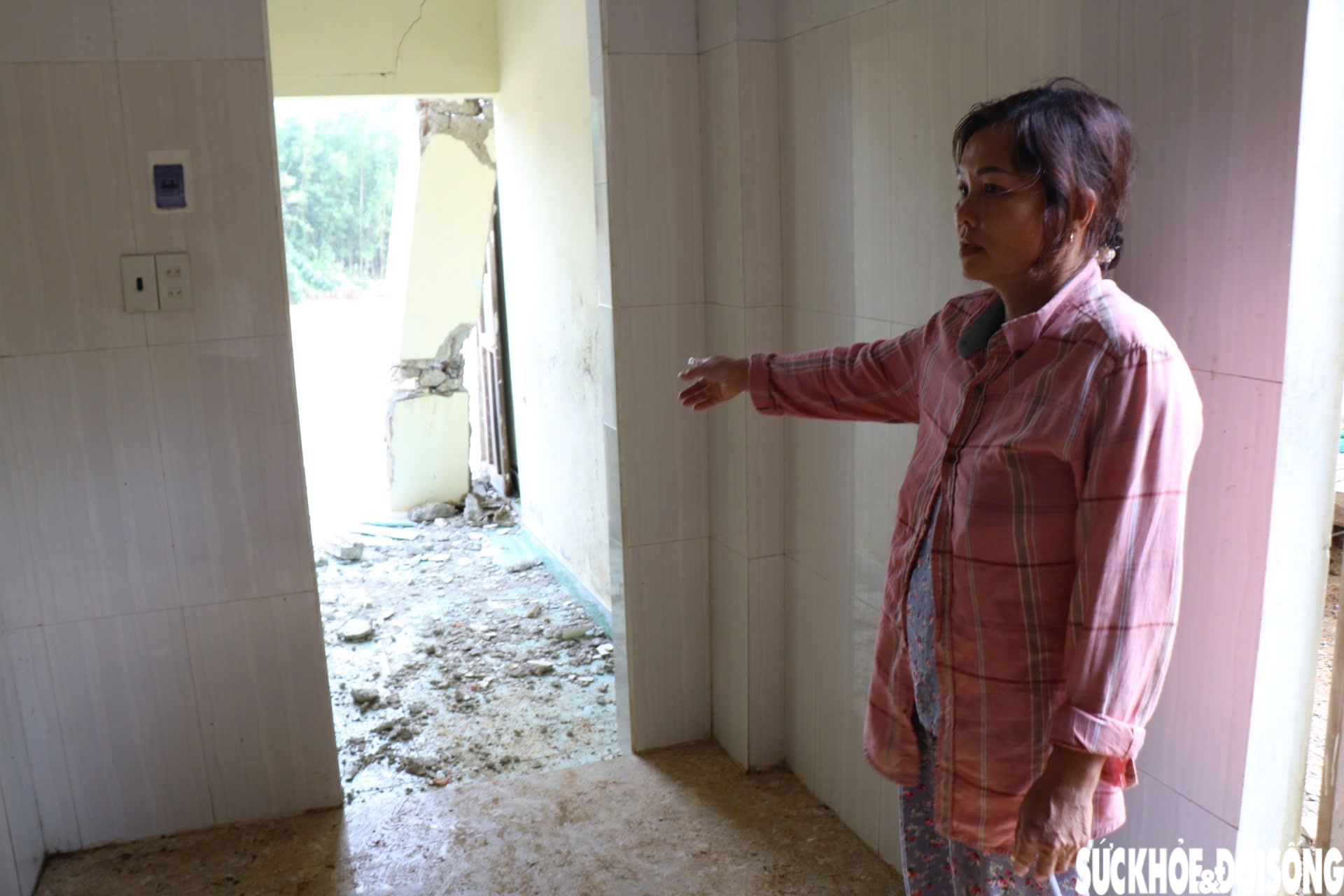 Những ngôi nhà chênh vênh bên dòng Thác Trượt sau mưa lũ lịch sử- Ảnh 4.