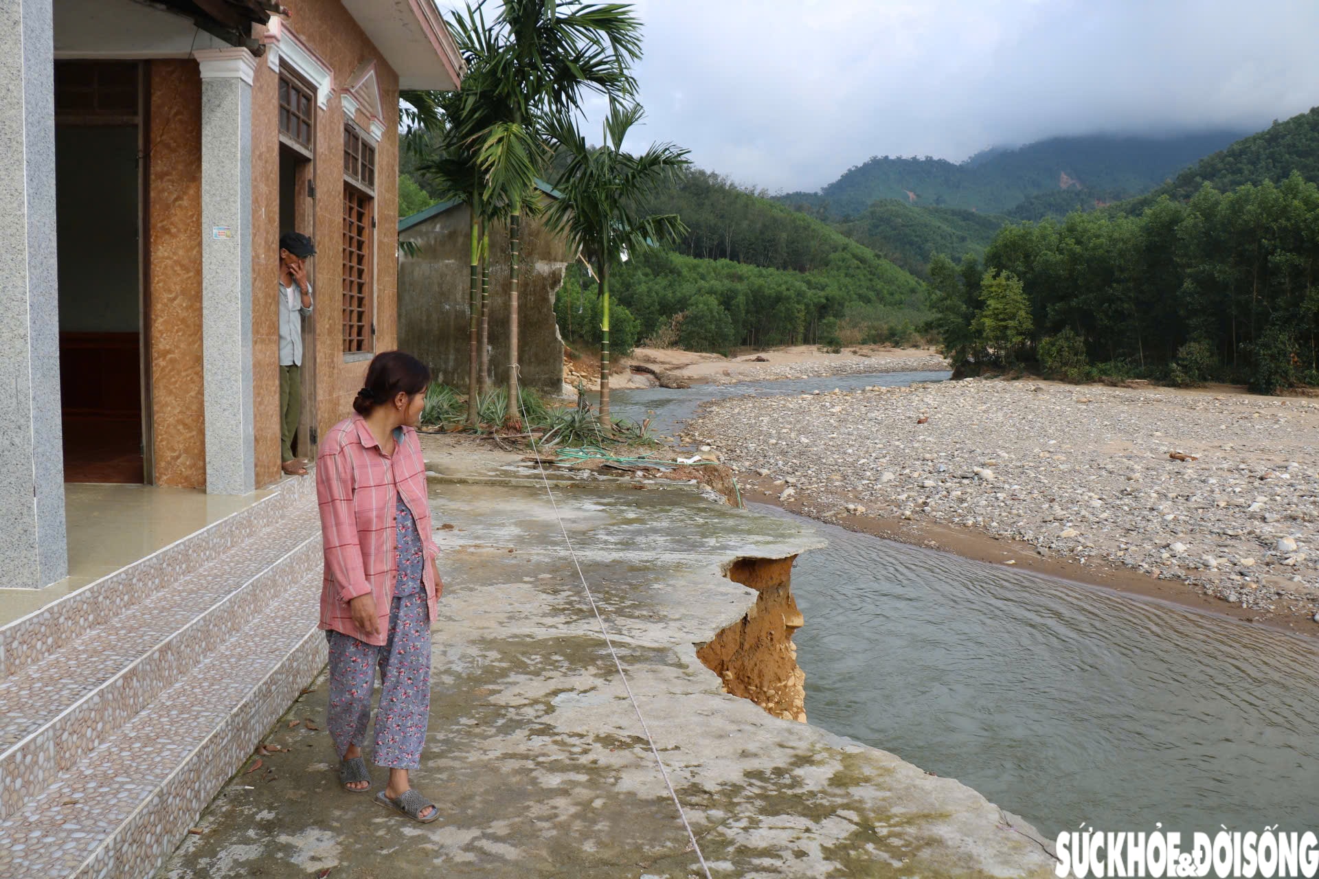 Những ngôi nhà chênh vênh bên dòng Thác Trượt sau mưa lũ lịch sử- Ảnh 6.