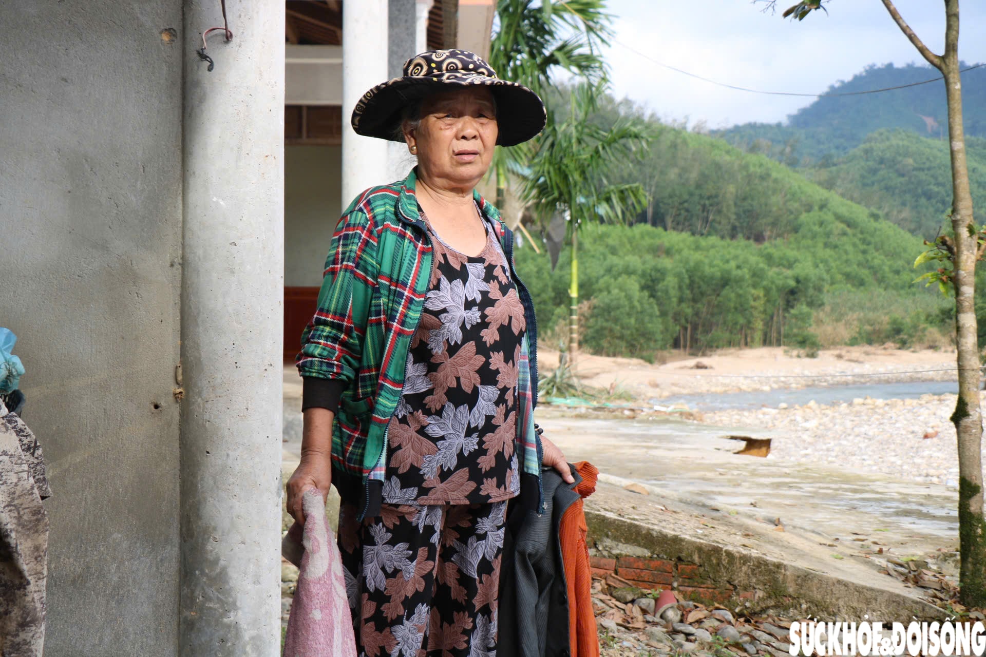 Những ngôi nhà chênh vênh bên dòng Thác Trượt sau mưa lũ lịch sử- Ảnh 7.