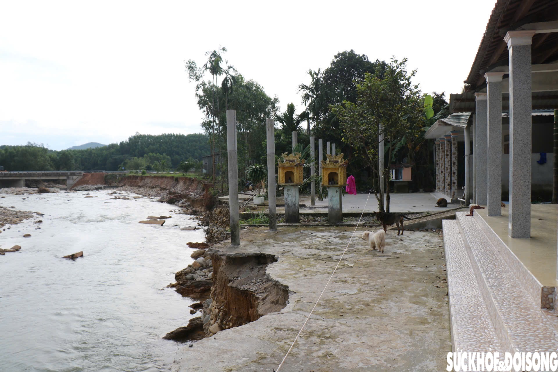 Những ngôi nhà chênh vênh bên dòng Thác Trượt sau mưa lũ lịch sử- Ảnh 8.