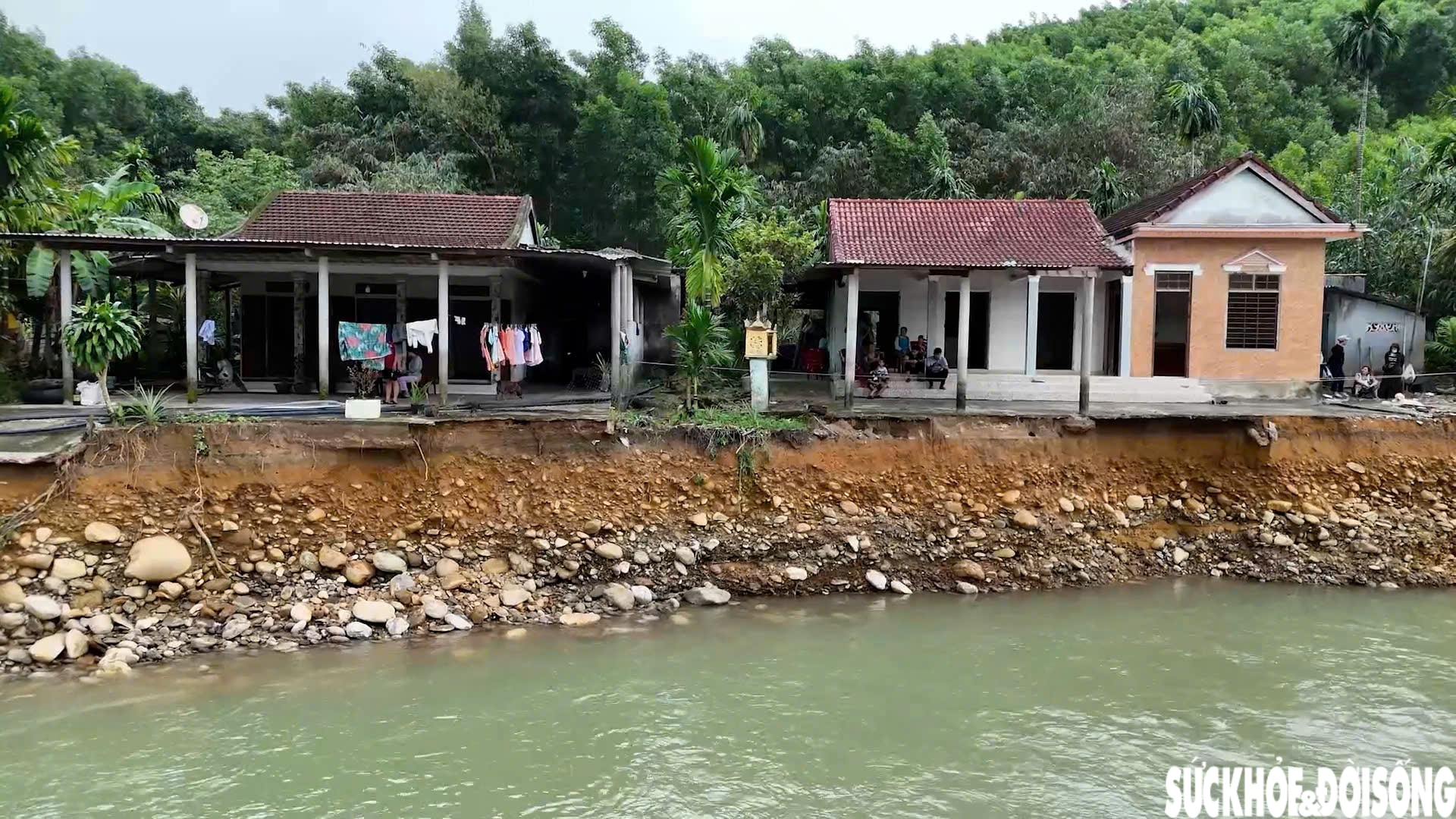 Những ngôi nhà chênh vênh bên dòng Thác Trượt sau mưa lũ lịch sử- Ảnh 9.