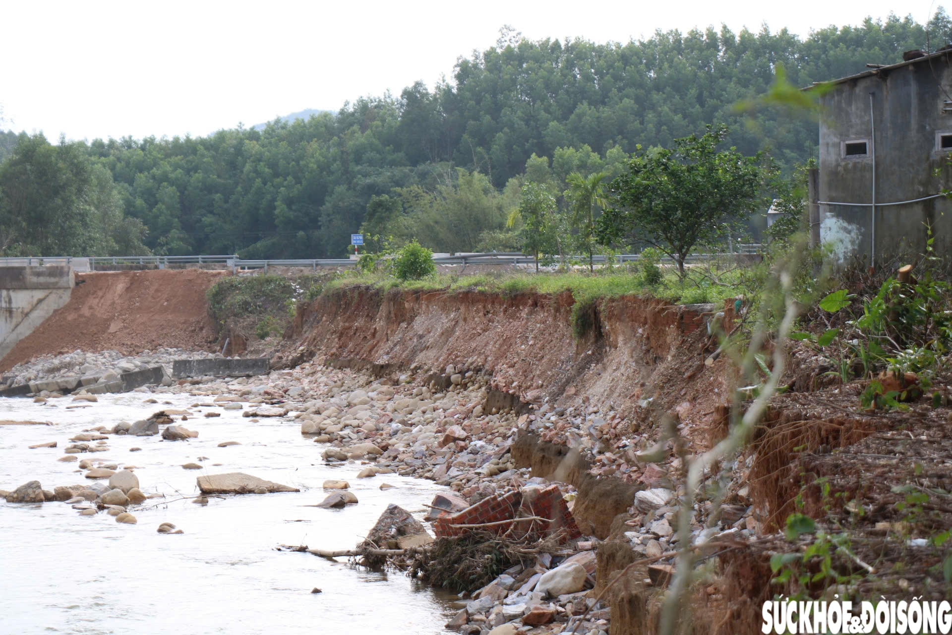 Những ngôi nhà chênh vênh bên dòng Thác Trượt sau mưa lũ lịch sử- Ảnh 10.
