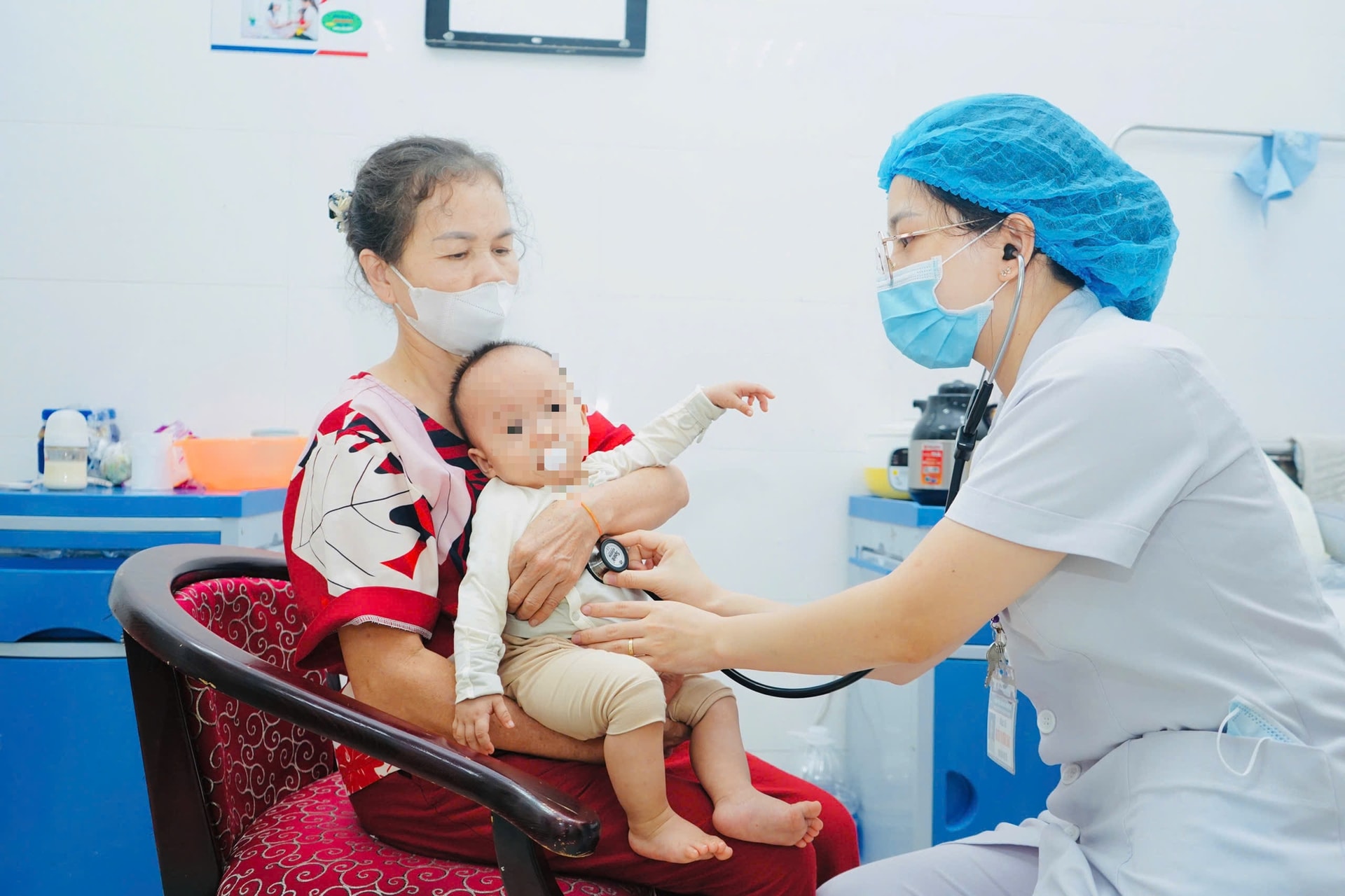 Cúm A tăng nhanh thời điểm giao mùa: Nhiều trẻ nhập viện, bác sĩ cảnh báo nguy cơ biến chứng nặng- Ảnh 3. Cúm A tăng nhanh thời điểm giao mùa: Nhiều trẻ nhập viện, bác sĩ cảnh báo nguy cơ biến chứng nặng- Ảnh 3.