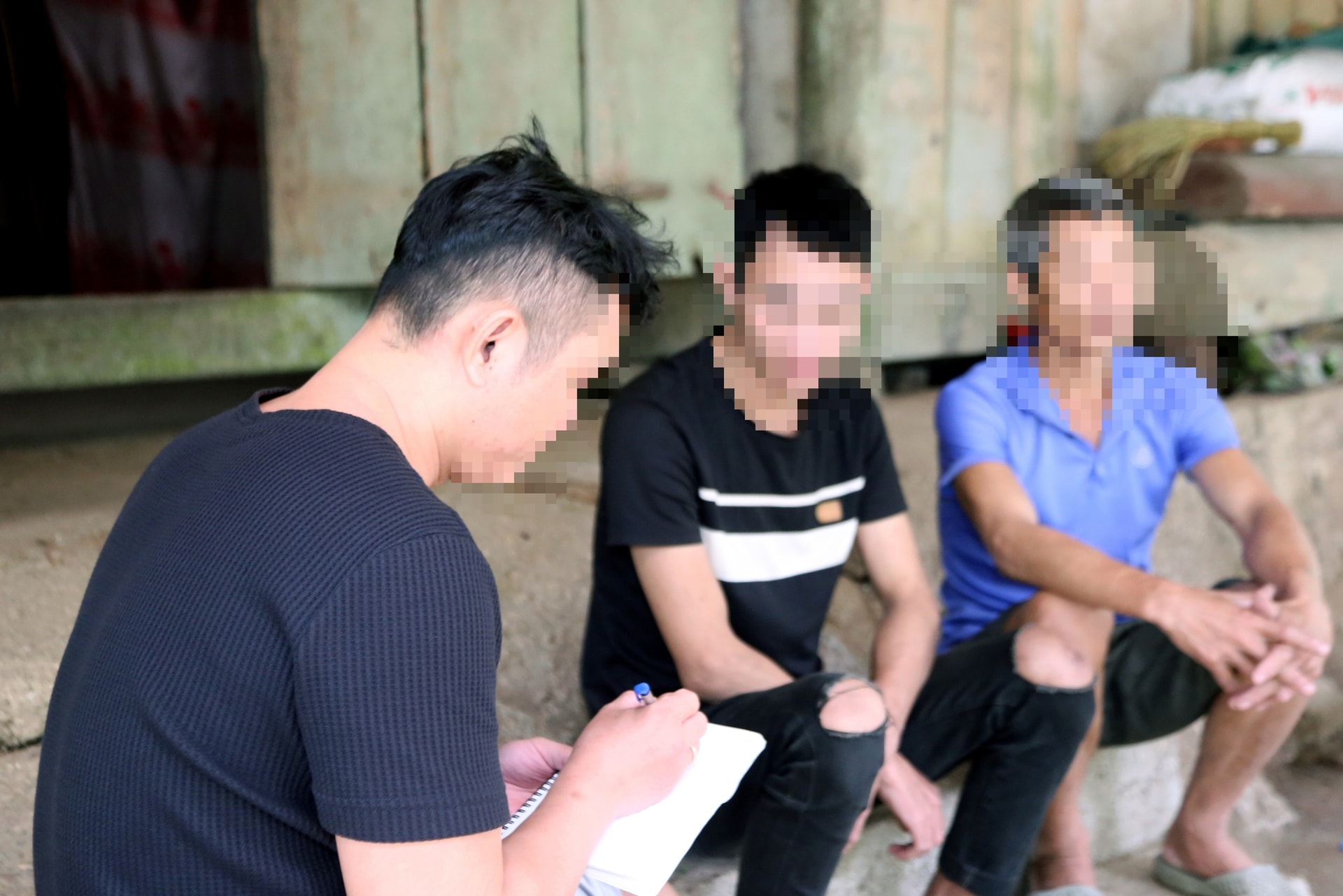 L.V.N. đến thăm hai cha con ông L.V.T. (cả hai đều nhiễm HIV) ở xã Hồng Phong, xã Quế Phong, để hỏi thăm sức khỏe và ghi lại những thắc mắc của họ trong quá trình điều trị ARV. L.V.N. đến thăm hai cha con ông L.V.T. (cả hai đều nhiễm HIV) ở xã Hồng Phong, xã Quế Phong, để hỏi thăm sức khỏe và ghi lại những thắc mắc của họ trong quá trình điều trị ARV.