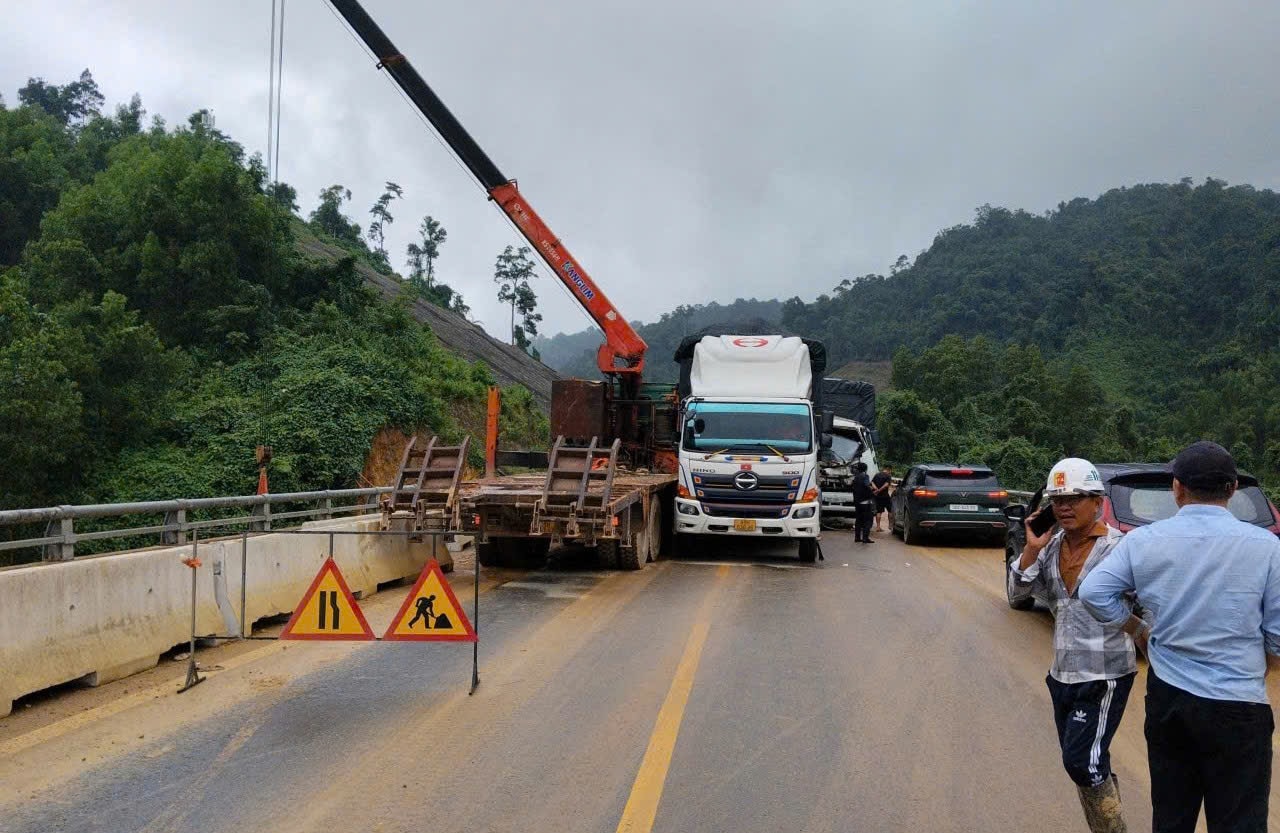 Clip khoảnh khắc va chạm giữa 2 xe tải khiến cao tốc La Sơn - Hòa Liên ách tắc nhiều giờ- Ảnh 1. Clip khoảnh khắc va chạm giữa 2 xe tải khiến cao tốc La Sơn - Hòa Liên ách tắc nhiều giờ- Ảnh 1.