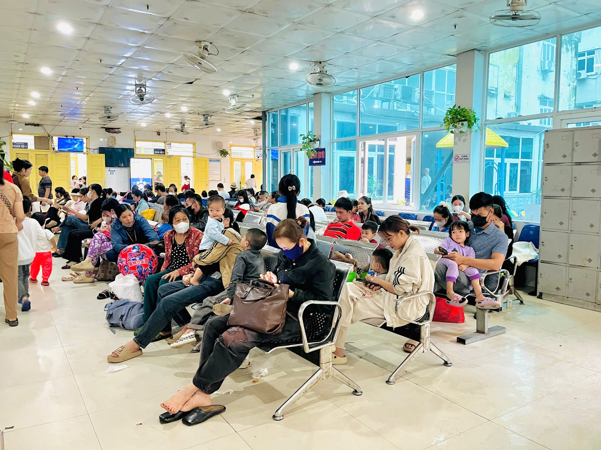 Cúm A tăng nhanh thời điểm giao mùa: Nhiều trẻ nhập viện, bác sĩ cảnh báo nguy cơ biến chứng nặng- Ảnh 1. Cúm A tăng nhanh thời điểm giao mùa: Nhiều trẻ nhập viện, bác sĩ cảnh báo nguy cơ biến chứng nặng- Ảnh 1.